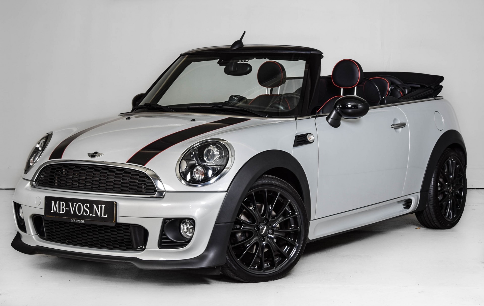 MINI Cabrio 1.6 Cooper JCW-pakket Navi/Leder/Xenon/Stoelv/Pts/ECC Foto 1