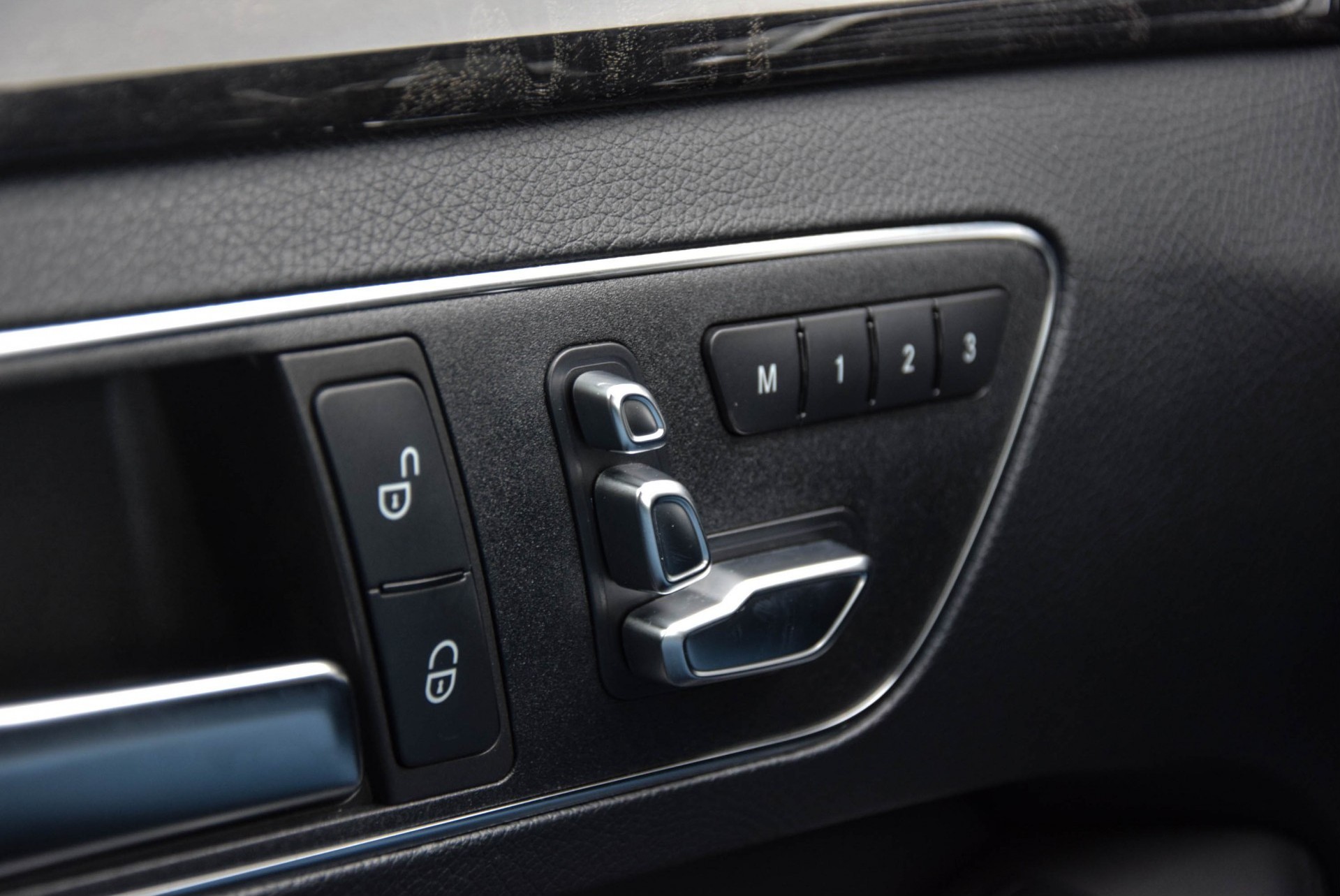 Mercedes-Benz E-Klasse 400 4-M AMG Exclusive/Distronic/Standkachel/Sound/Mem/4-Persoons Aut7 Foto 15