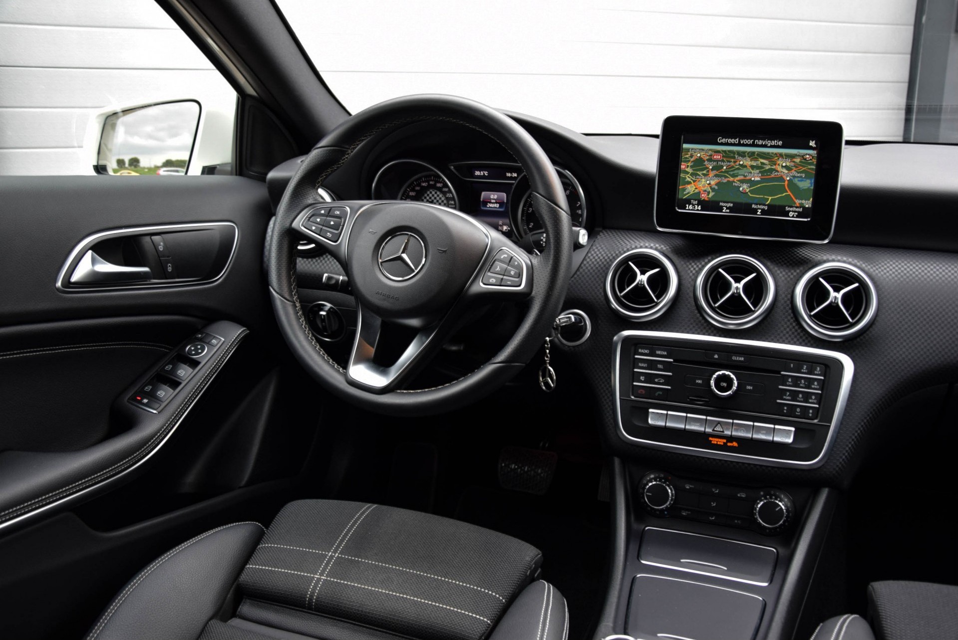 Mercedes-Benz A-Klasse 200 Urban Ambition Aut7 Foto 6