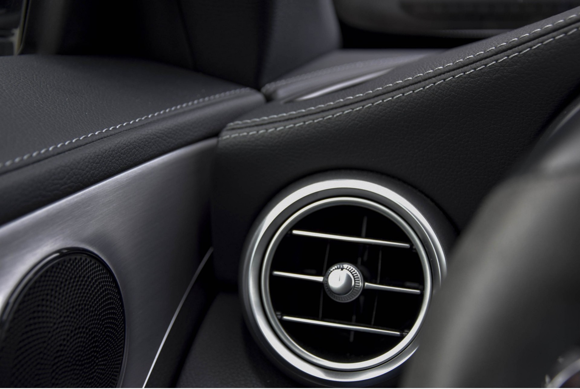 Mercedes-Benz C-Klasse Cabrio 63 AMG Night Carbon Aut7 met rode cabriokap Foto 16