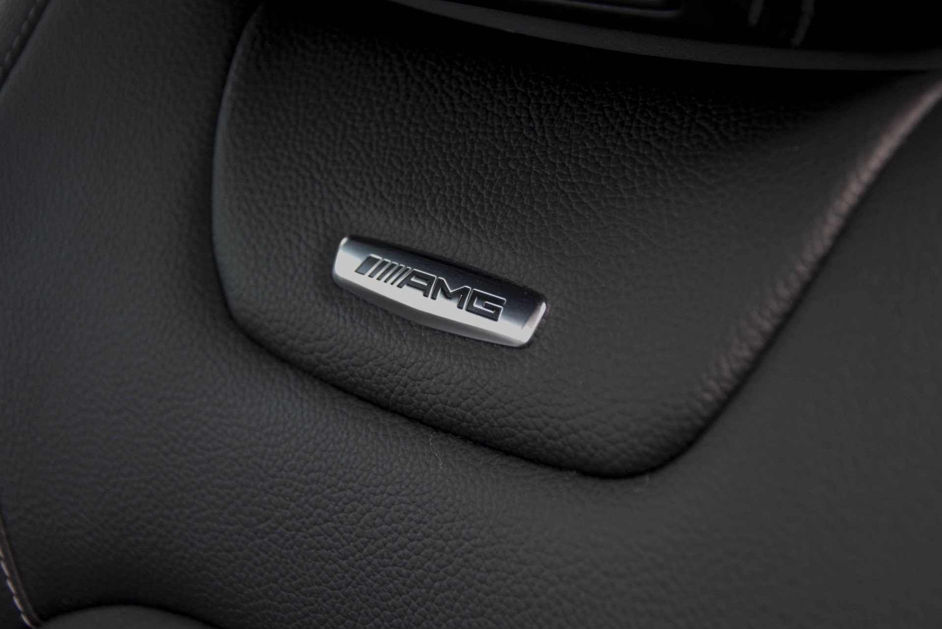 Mercedes-Benz C-Klasse Cabrio 63 AMG Night Carbon Aut7 met rode cabriokap Foto 24