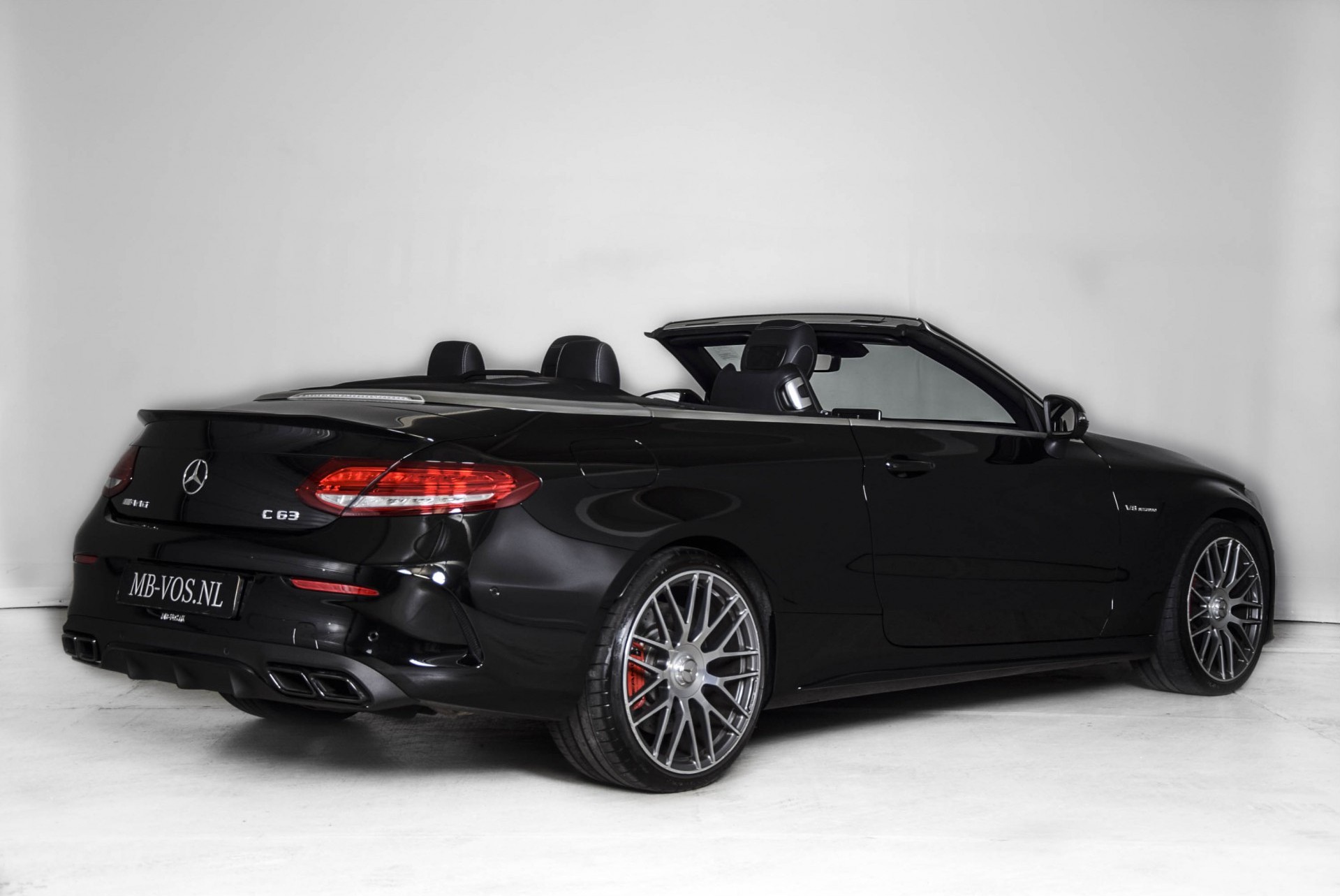 Mercedes-Benz C-Klasse Cabrio 63 AMG Night Carbon Aut7 met rode cabriokap Foto 3