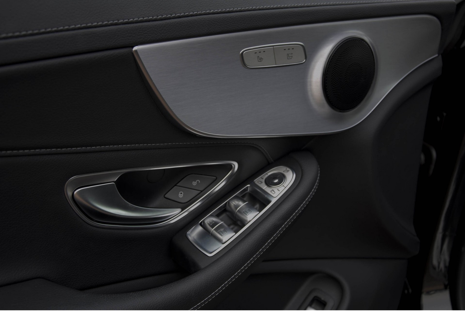 Mercedes-Benz C-Klasse Cabrio 63 AMG Night Carbon Aut7 met rode cabriokap Foto 9