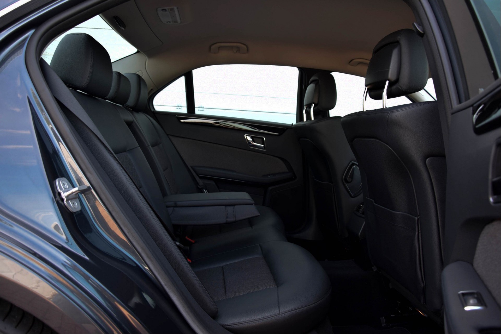 Mercedes-Benz E-Klasse 200 CGI Avantgarde Navi/ILS/Verw-stln Aut5 Foto 4