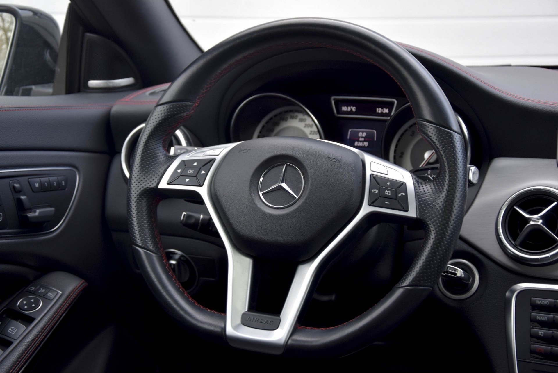 Mercedes-Benz CLA-Klasse 220 Cdi AMG Exclusive/Panorama/Comand/Harman-Kardon/Mem Aut7 Foto 12