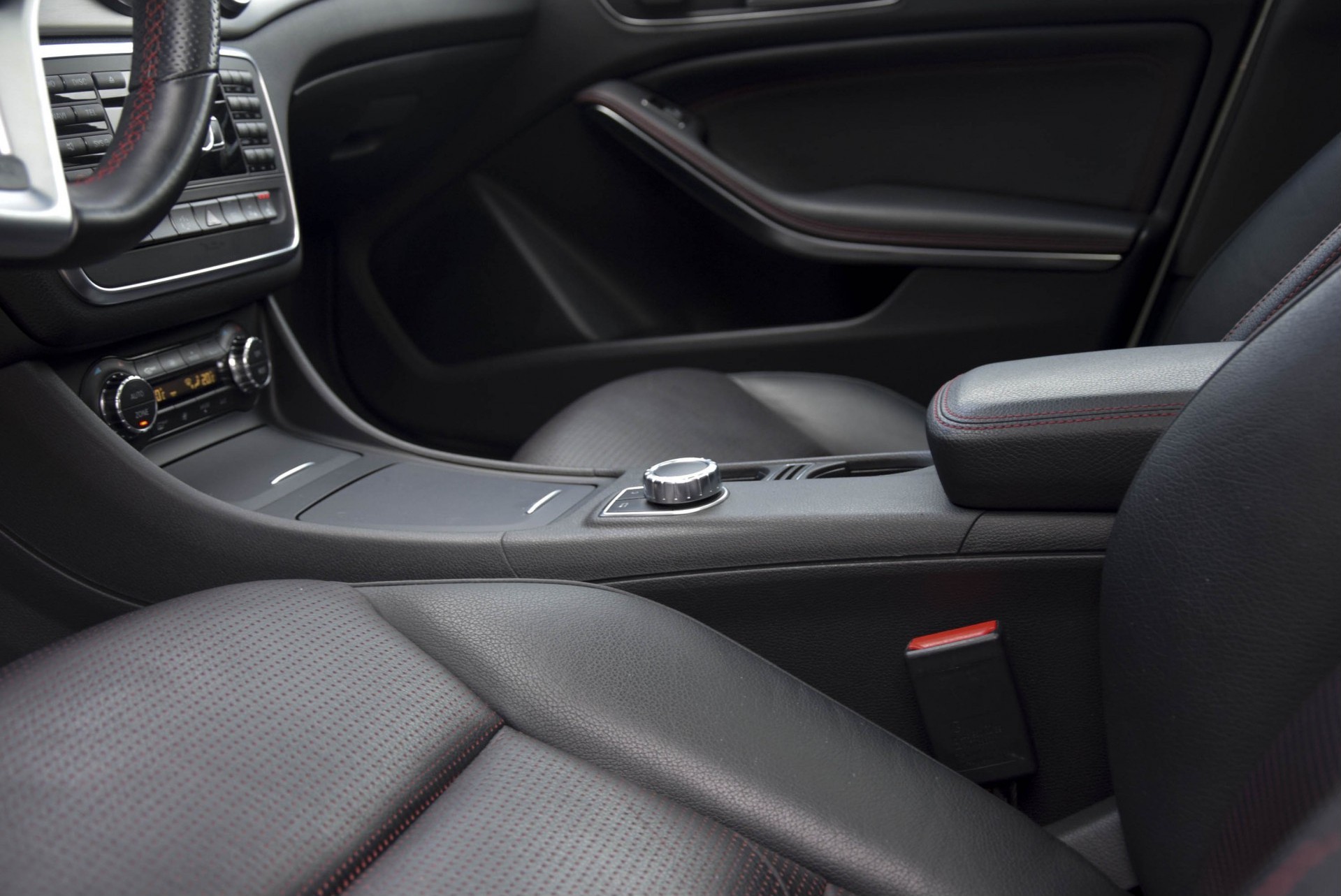 Mercedes-Benz CLA-Klasse 220 Cdi AMG Exclusive/Panorama/Comand/Harman-Kardon/Mem Aut7 Foto 16