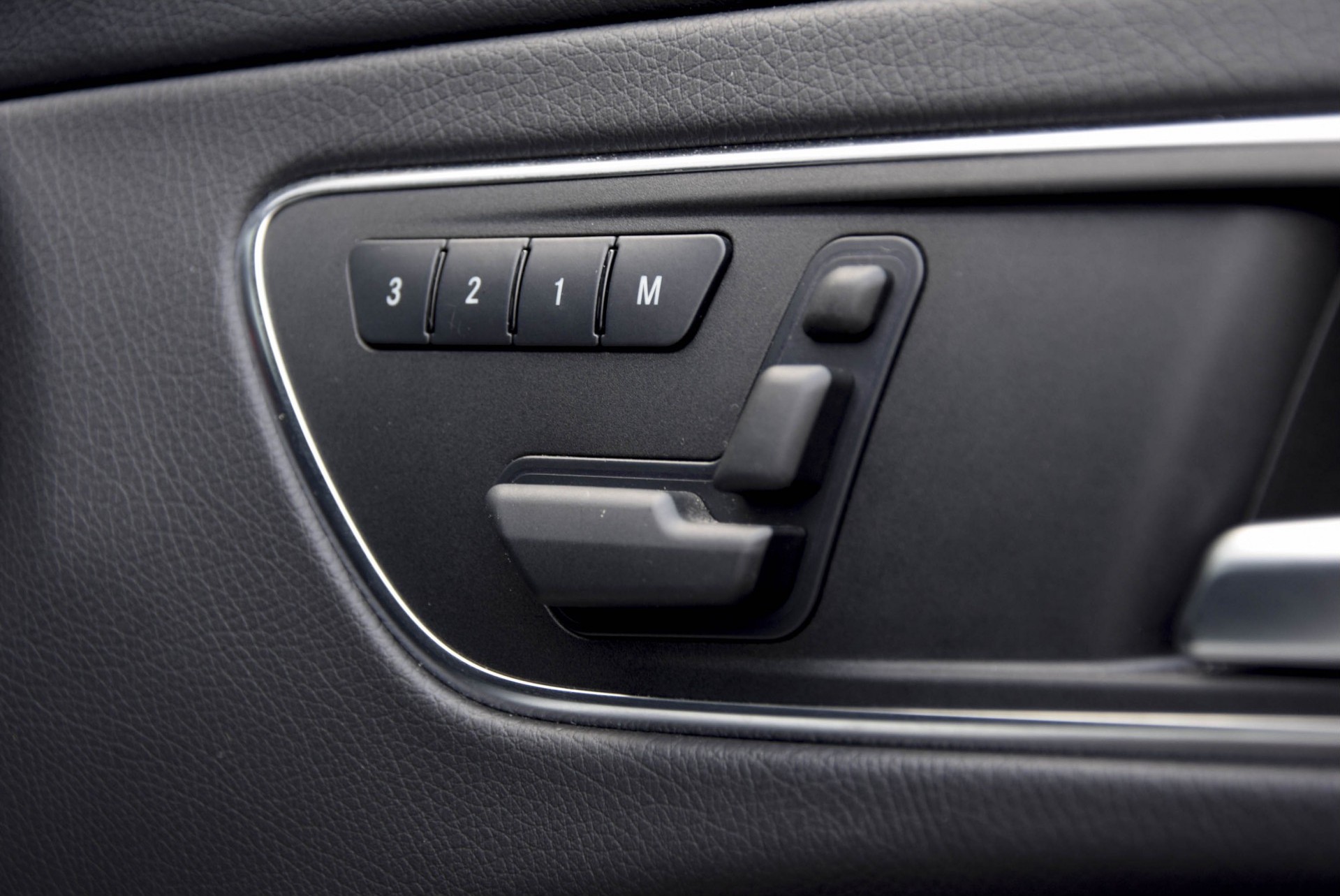 Mercedes-Benz CLA-Klasse 220 Cdi AMG Exclusive/Panorama/Comand/Harman-Kardon/Mem Aut7 Foto 17