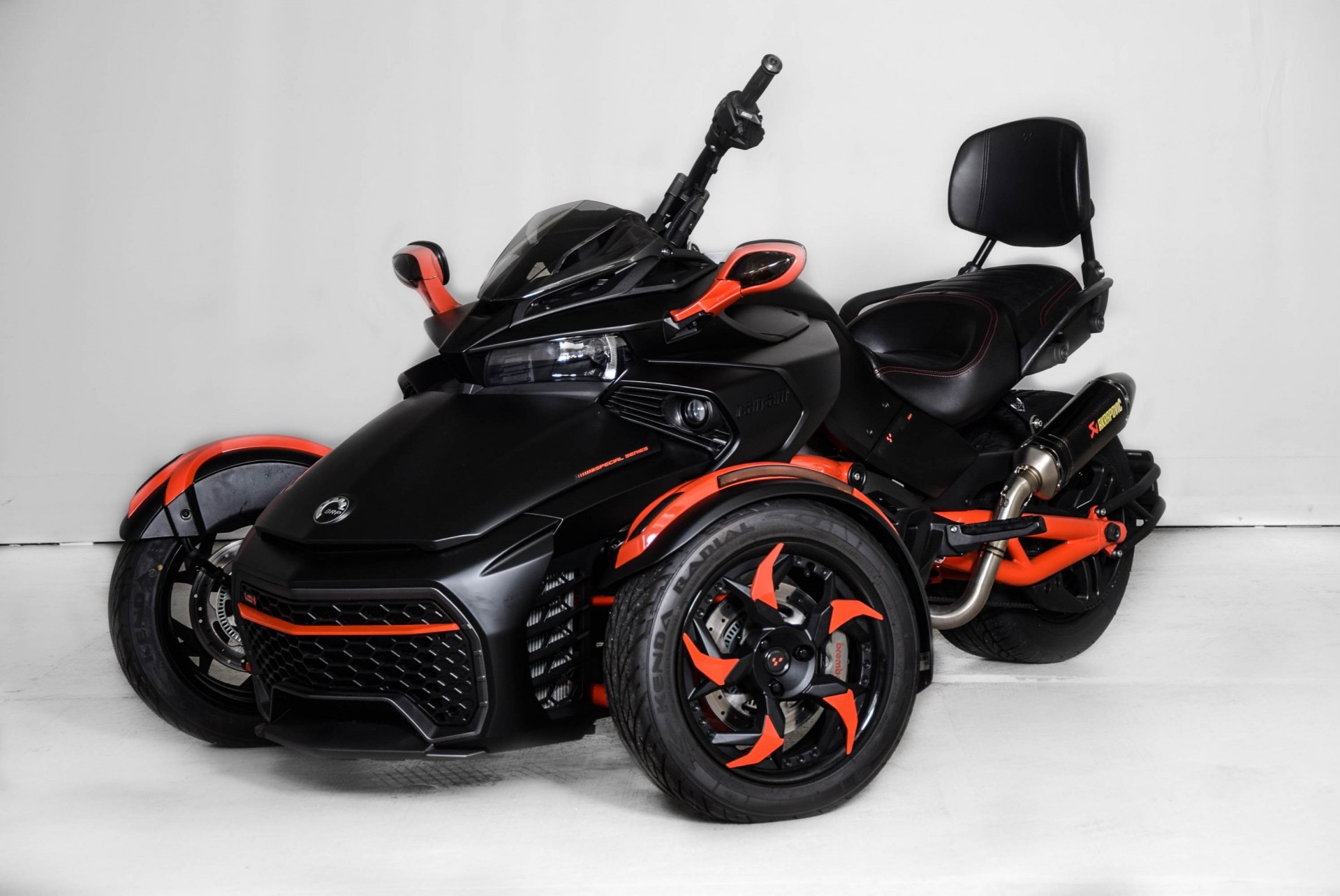 CAN-AM Tour Spyder F3-S SM6 Akrapovic Foto 1