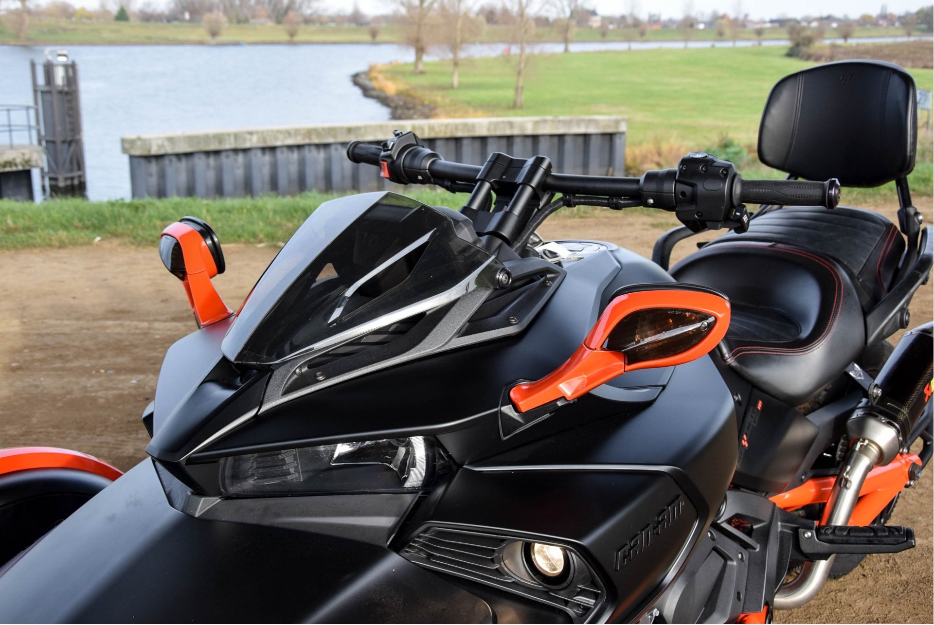 CAN-AM Tour Spyder F3-S SM6 Akrapovic Foto 11