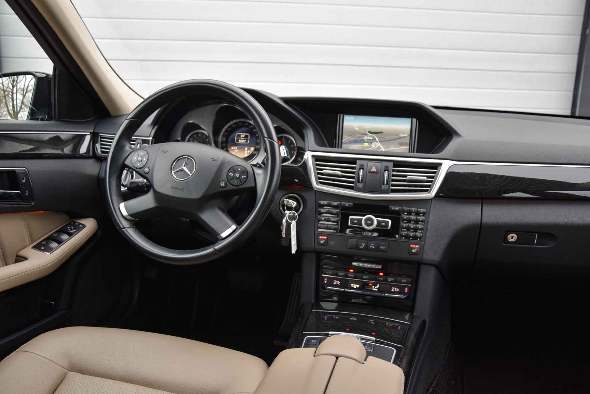 Mercedes-Benz E-Klasse 200 CGI Sport Leer/Comand/Entertainment/ILS Aut7 Foto 6