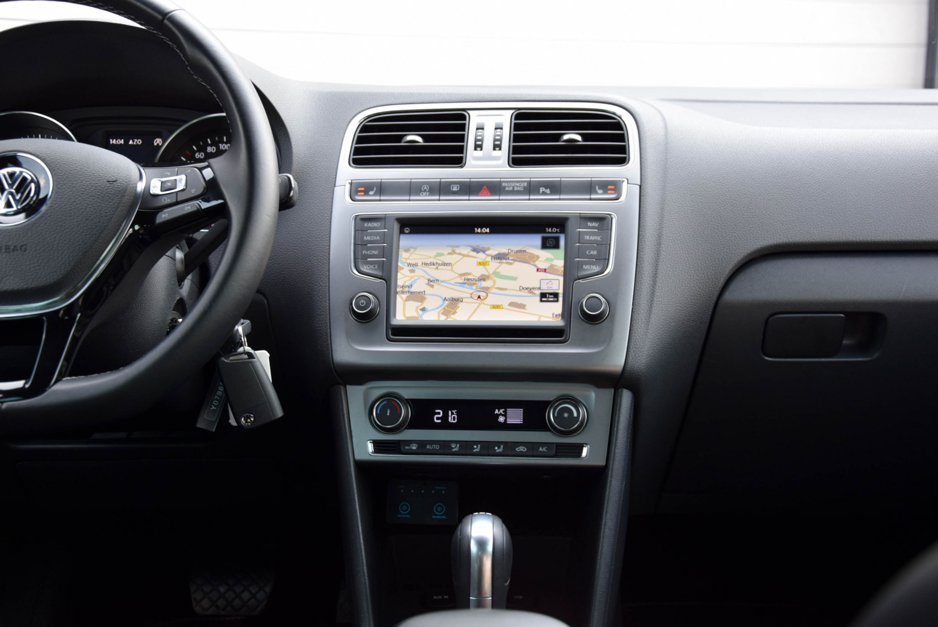 Volkswagen Polo 1.2 TSI 110pk Leer/Adaptive Cruise/Soundpakket/Navi/Zwarte hemel Aut Foto 16