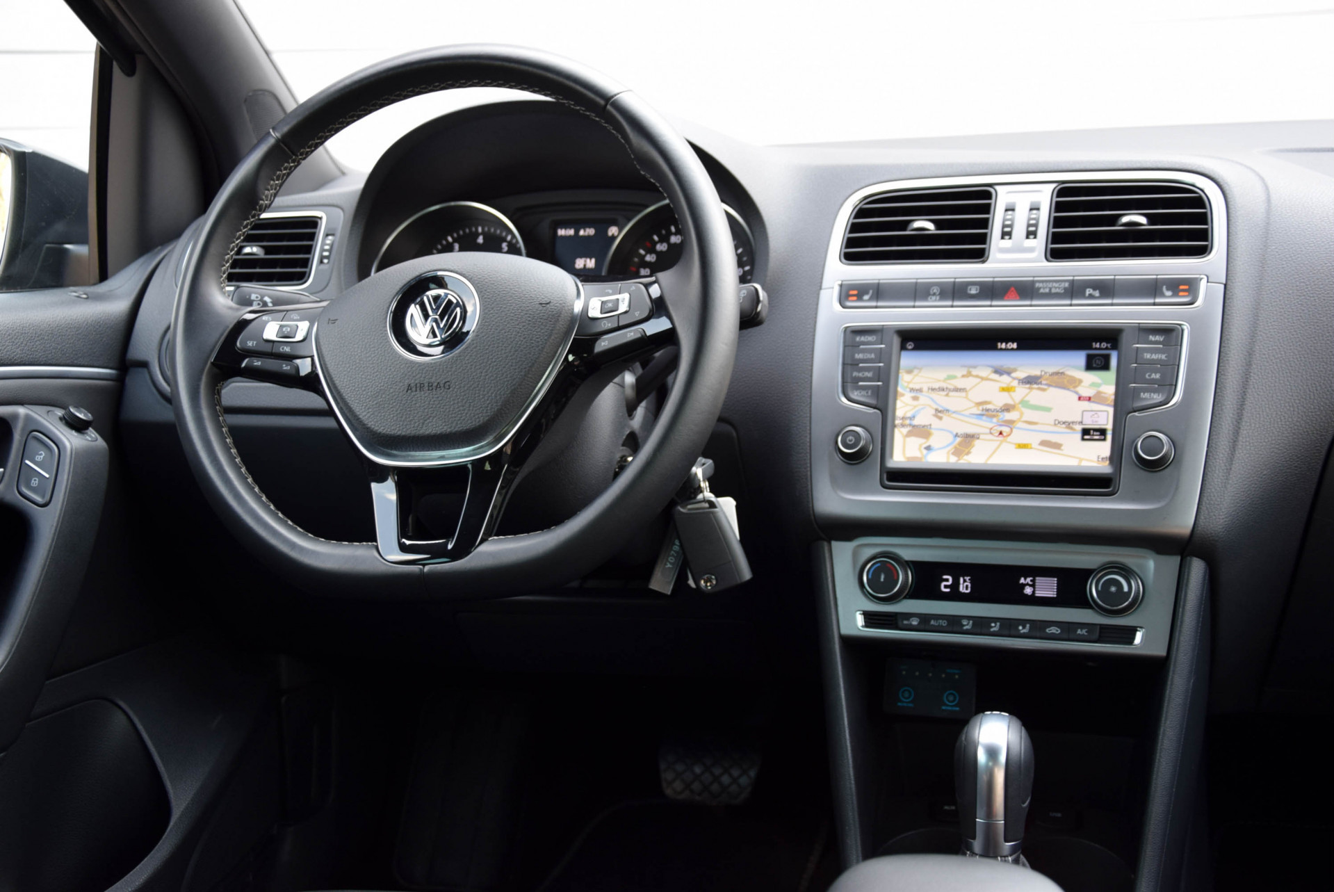 Volkswagen Polo 1.2 TSI 110pk Leer/Adaptive Cruise/Soundpakket/Navi/Zwarte hemel Aut Foto 6