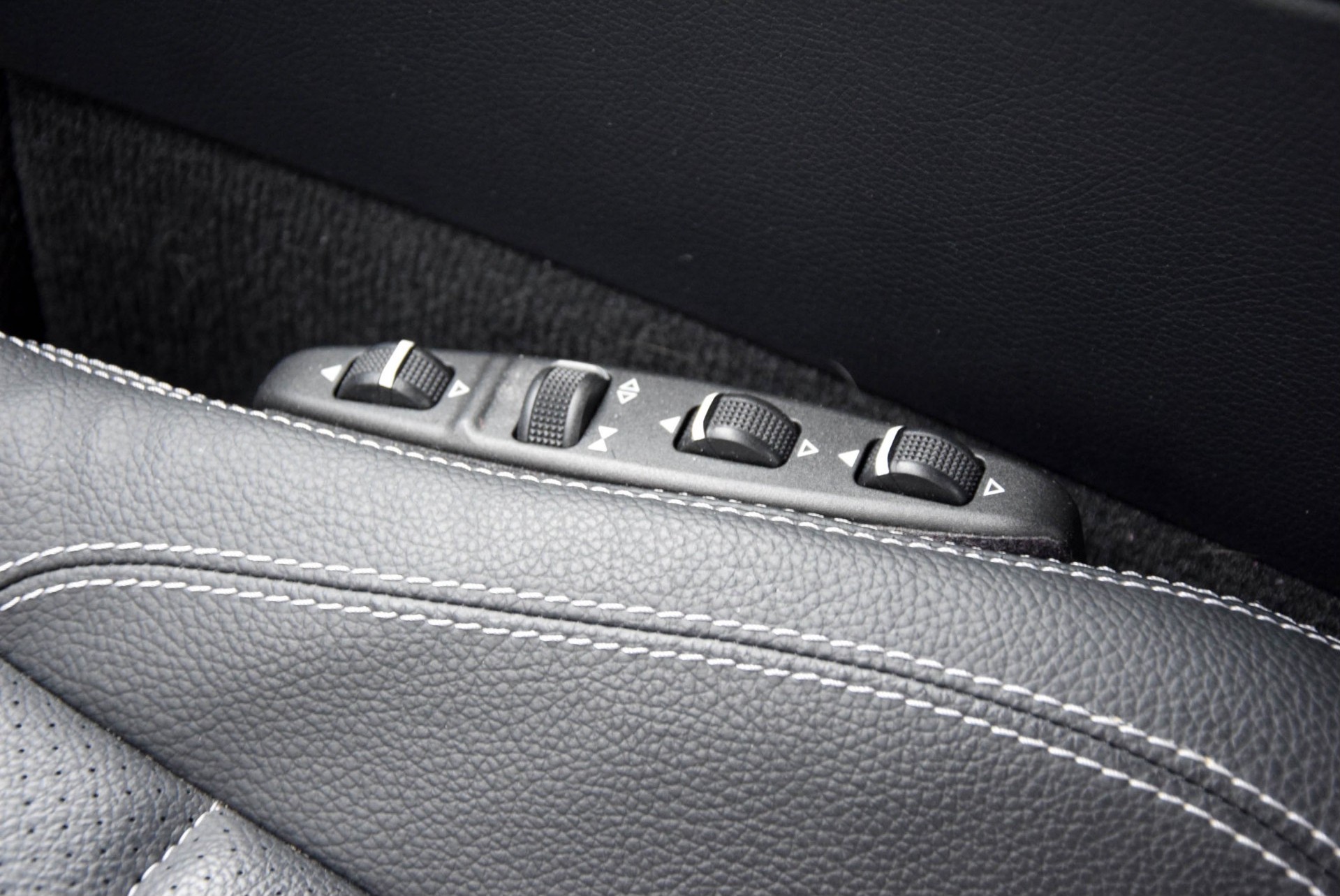 Mercedes-Benz E-Klasse Coupé 250 AMG Dynamic Comand Harman-Kardon Aut7 Foto 16