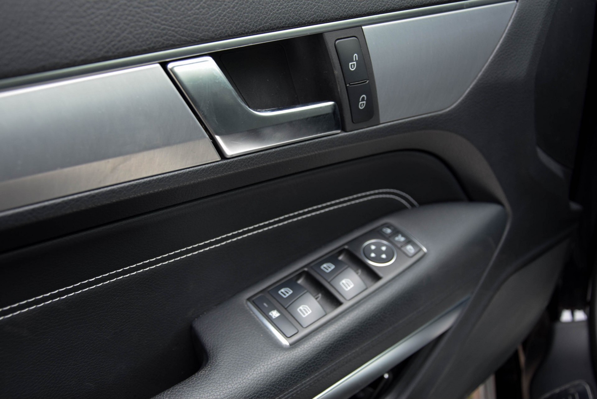 Mercedes-Benz E-Klasse Coupé 250 AMG Dynamic Comand Harman-Kardon Aut7 Foto 8