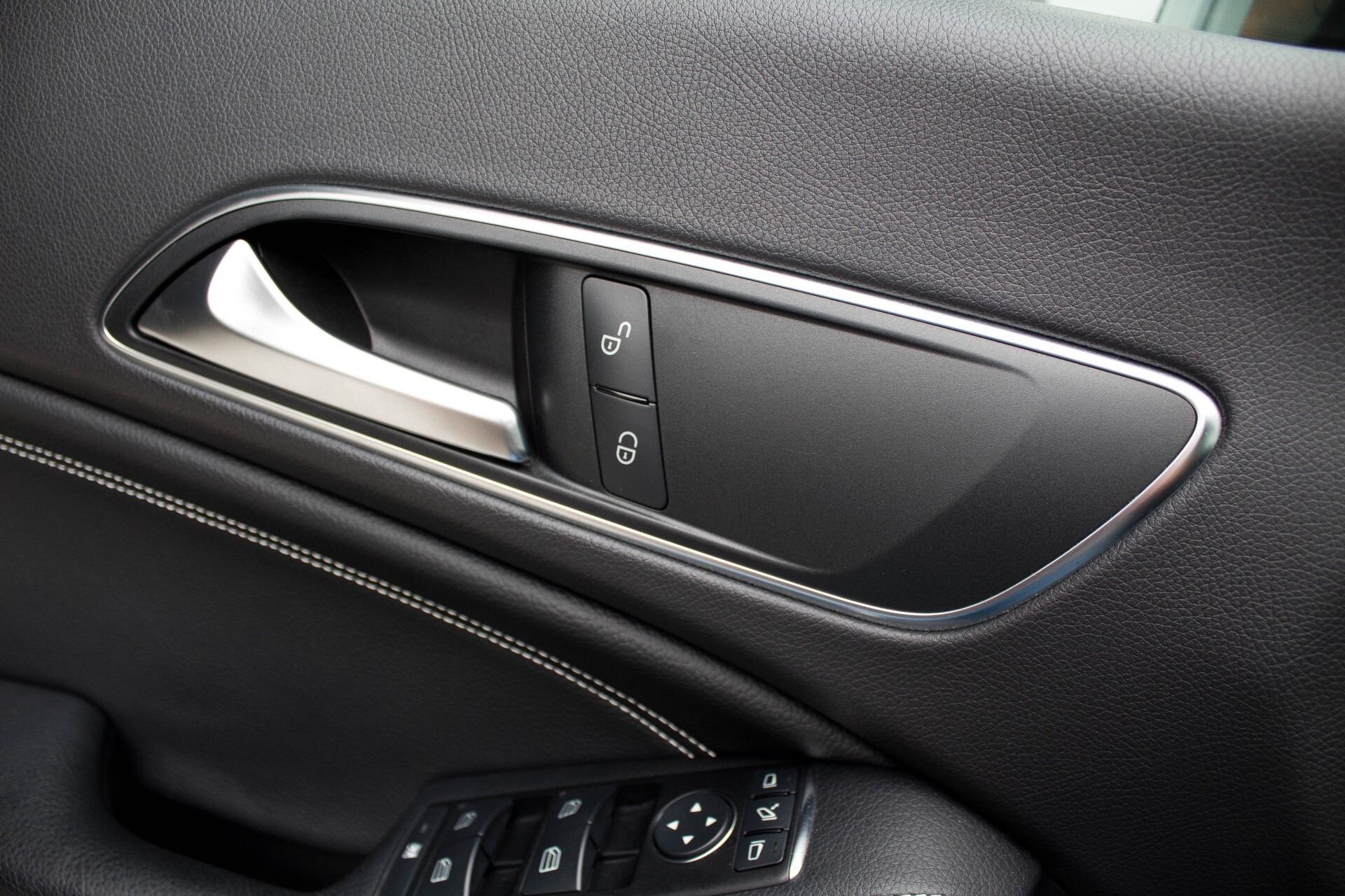 Mercedes-Benz CLA-Klasse 200 Urban Xenon/Navi/Zwartehemel/18'' Aut7 Foto 13