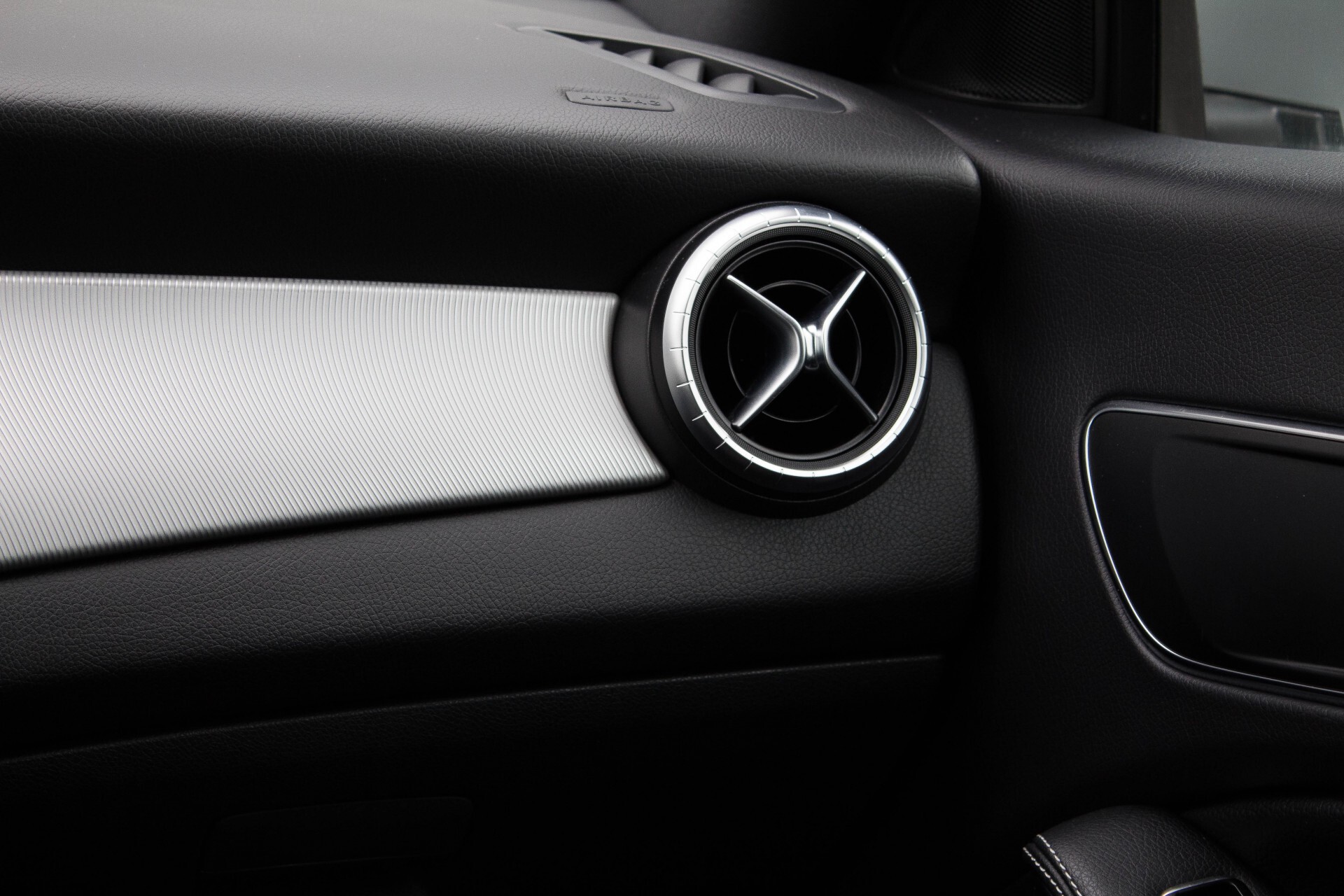 Mercedes-Benz CLA-Klasse 200 Urban Xenon/Navi/Zwartehemel/18'' Aut7 Foto 24