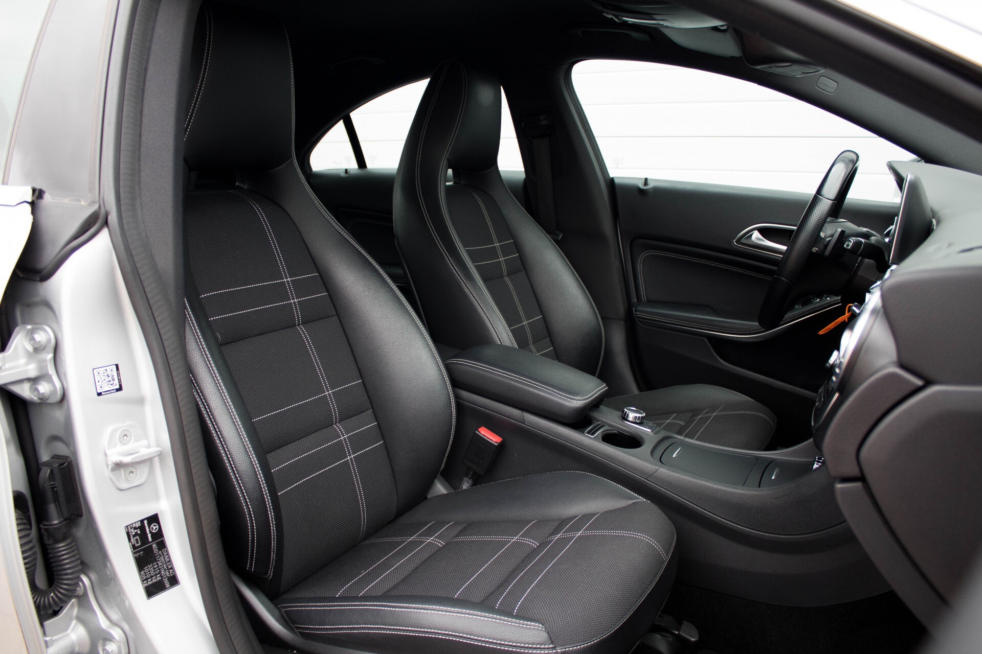 Mercedes-Benz CLA-Klasse 200 Urban Xenon/Navi/Zwartehemel/18'' Aut7 Foto 3