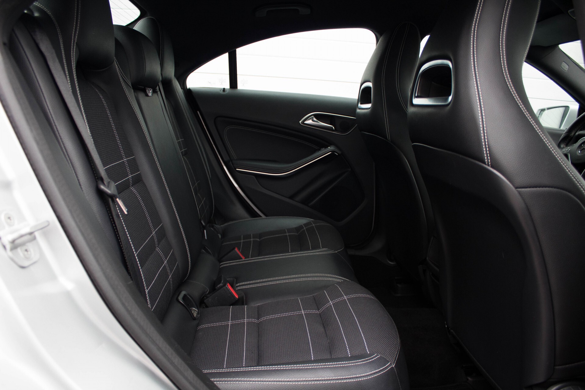 Mercedes-Benz CLA-Klasse 200 Urban Xenon/Navi/Zwartehemel/18'' Aut7 Foto 4