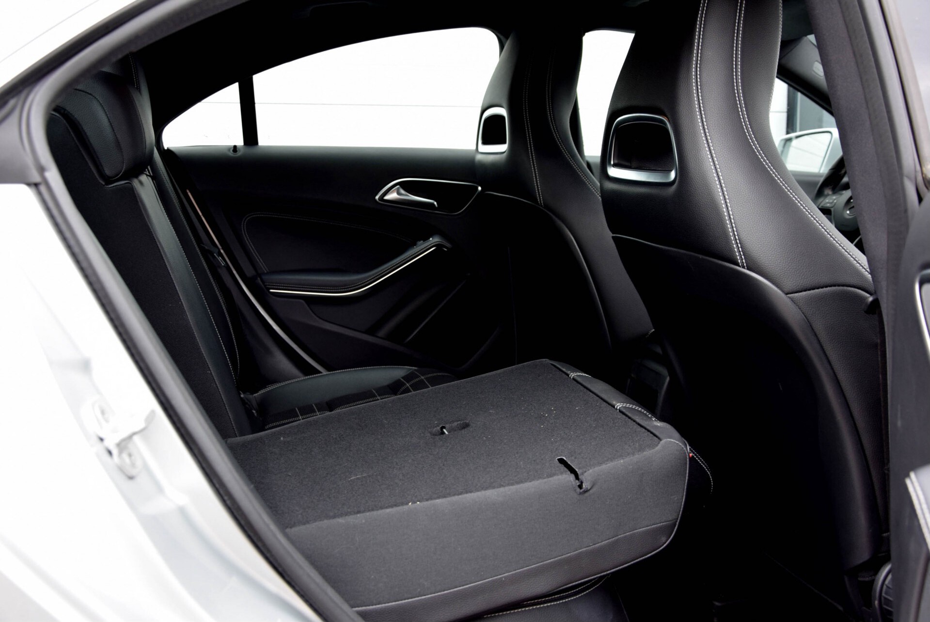 Mercedes-Benz CLA-Klasse 200 Urban Xenon/Navi/Zwartehemel/18'' Aut7 Foto 5