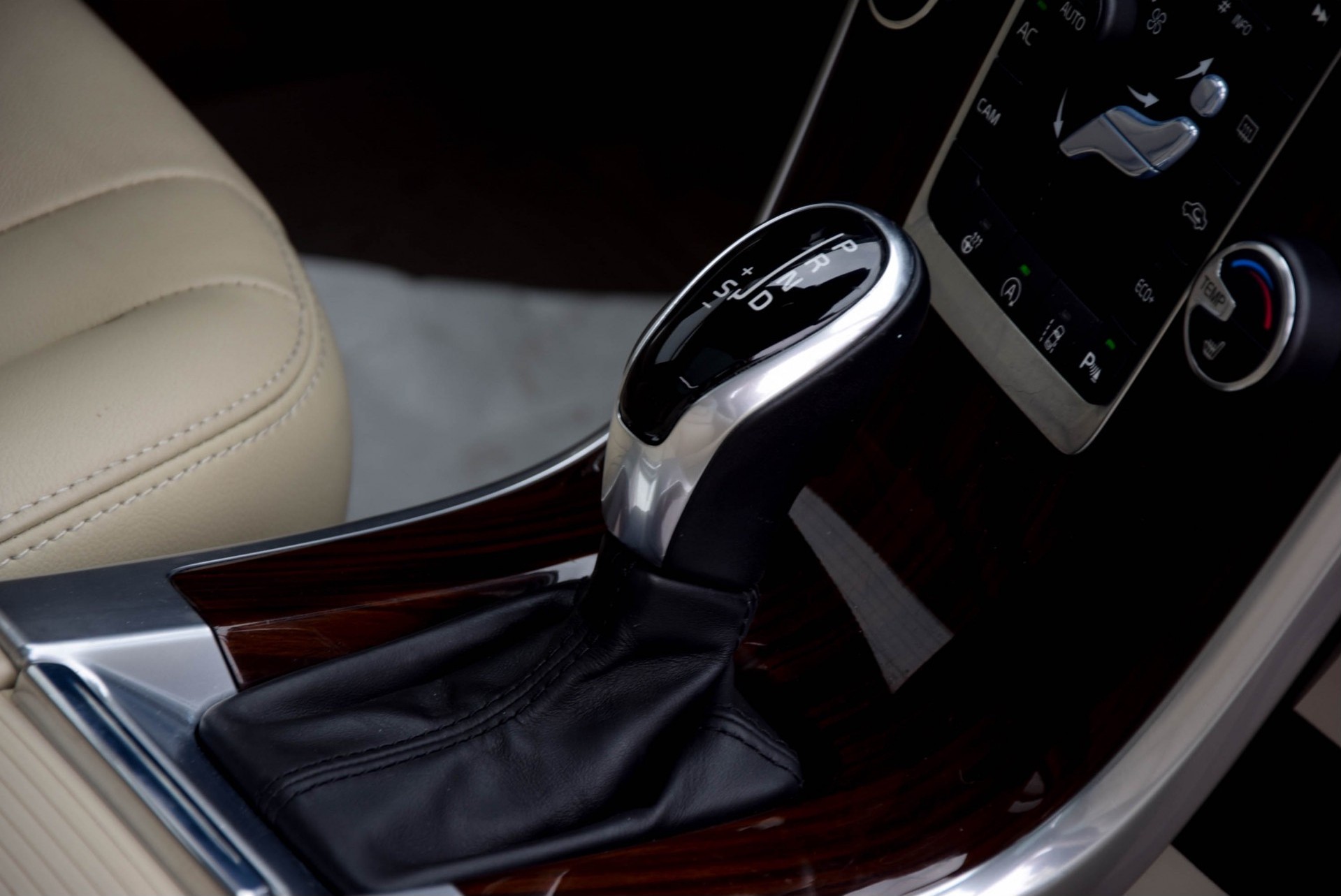 Volvo XC60 2.0 D4 FWD Summum LuxuryLine/BusinessPack/Intellisafe/Pano Aut8 Foto 9