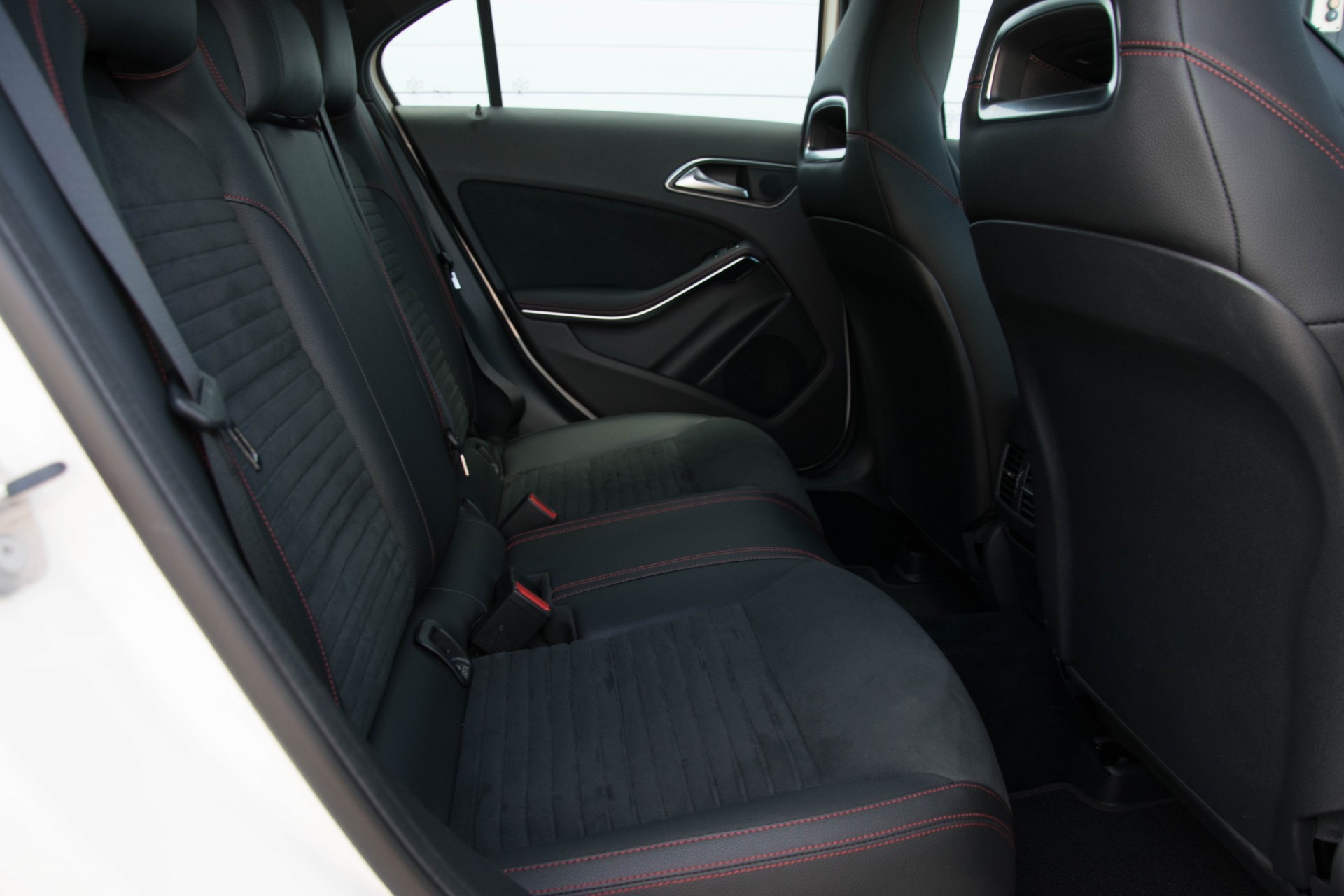 Mercedes-Benz A-Klasse 180 AMG Panoramadak/Camera/LED/Carplay Foto 4