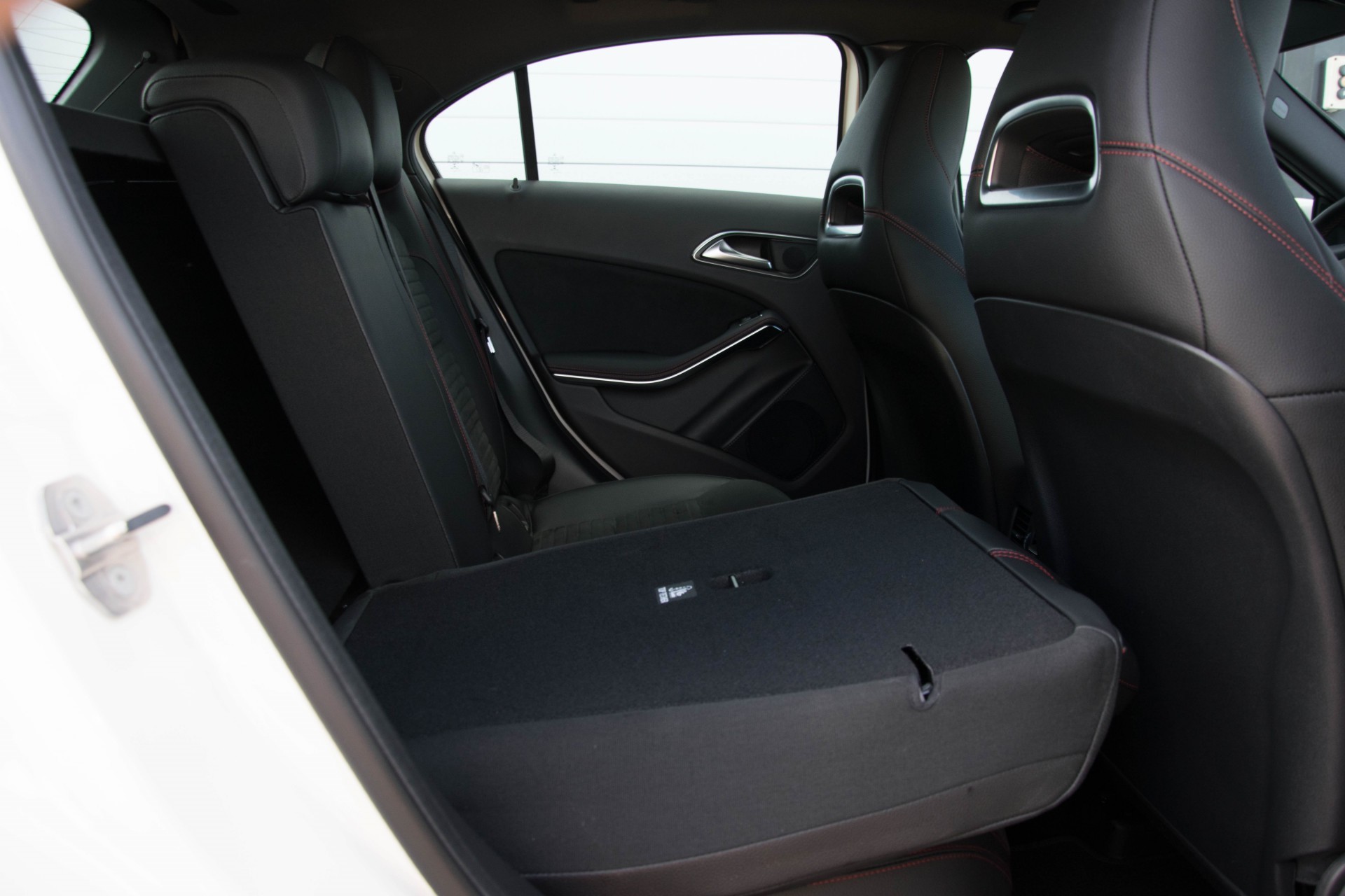 Mercedes-Benz A-Klasse 180 AMG Panoramadak/Camera/LED/Carplay Foto 5