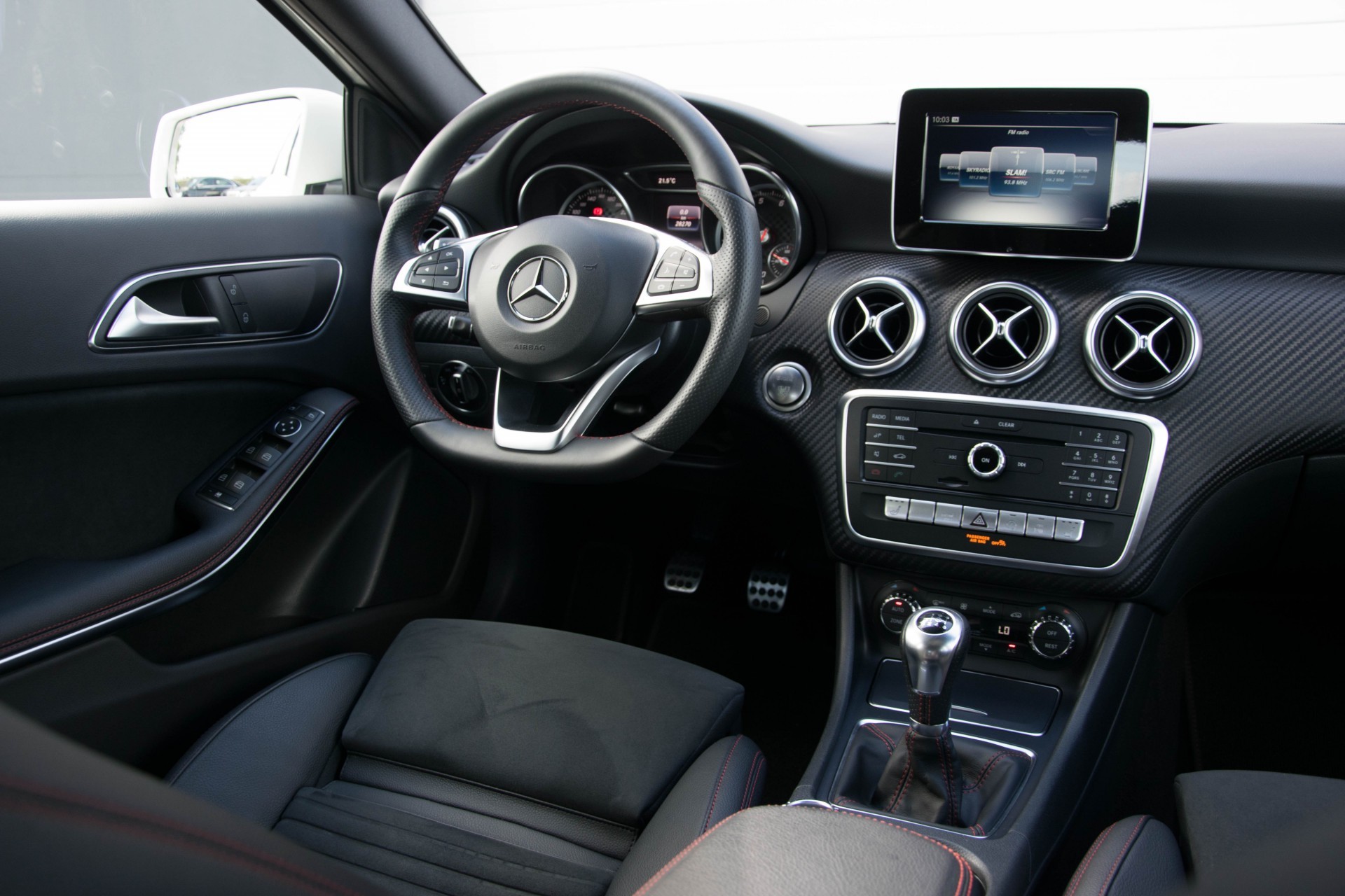 Mercedes-Benz A-Klasse 180 AMG Panoramadak/Camera/LED/Carplay Foto 6