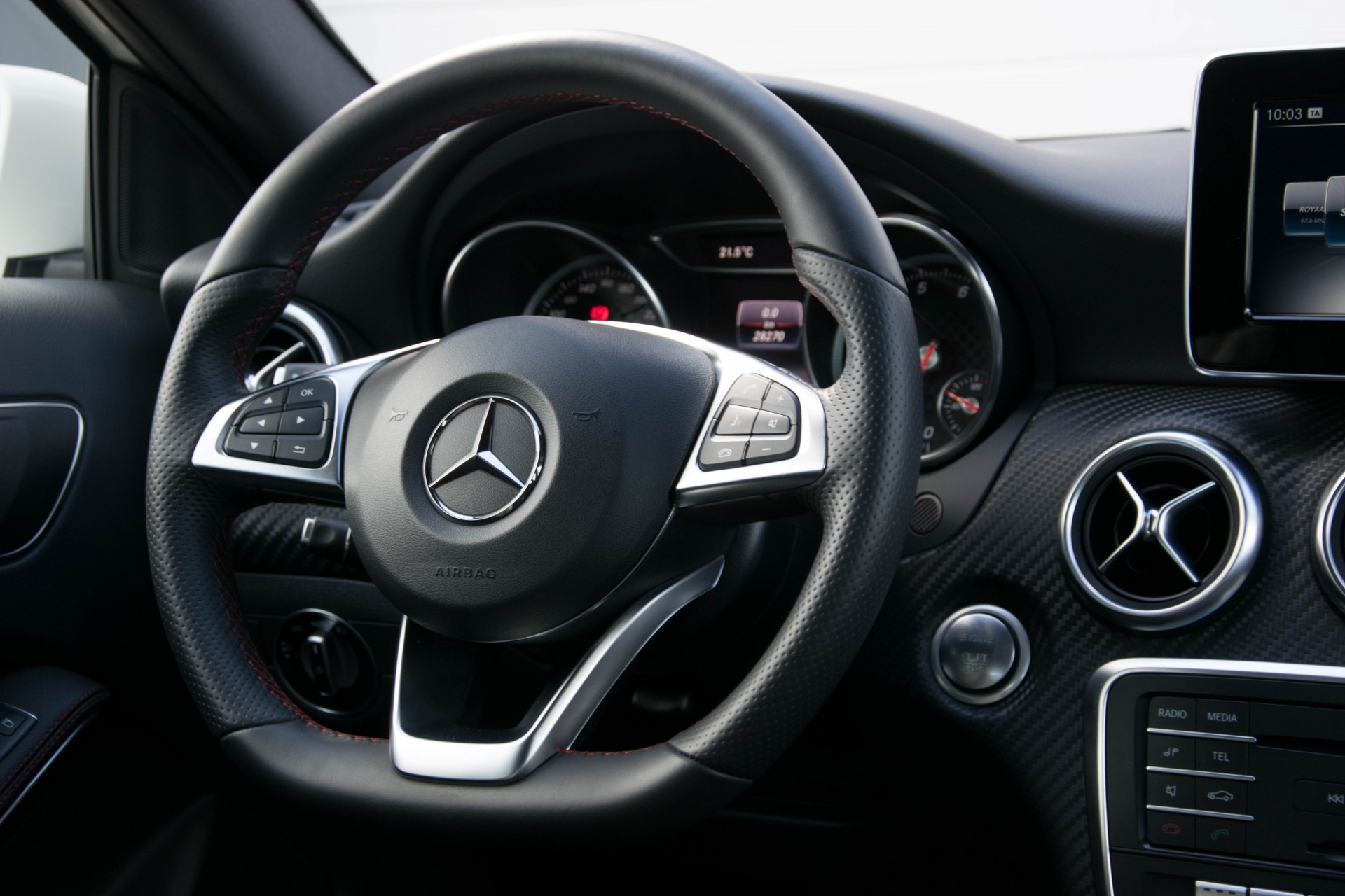 Mercedes-Benz A-Klasse 180 AMG Panoramadak/Camera/LED/Carplay Foto 8
