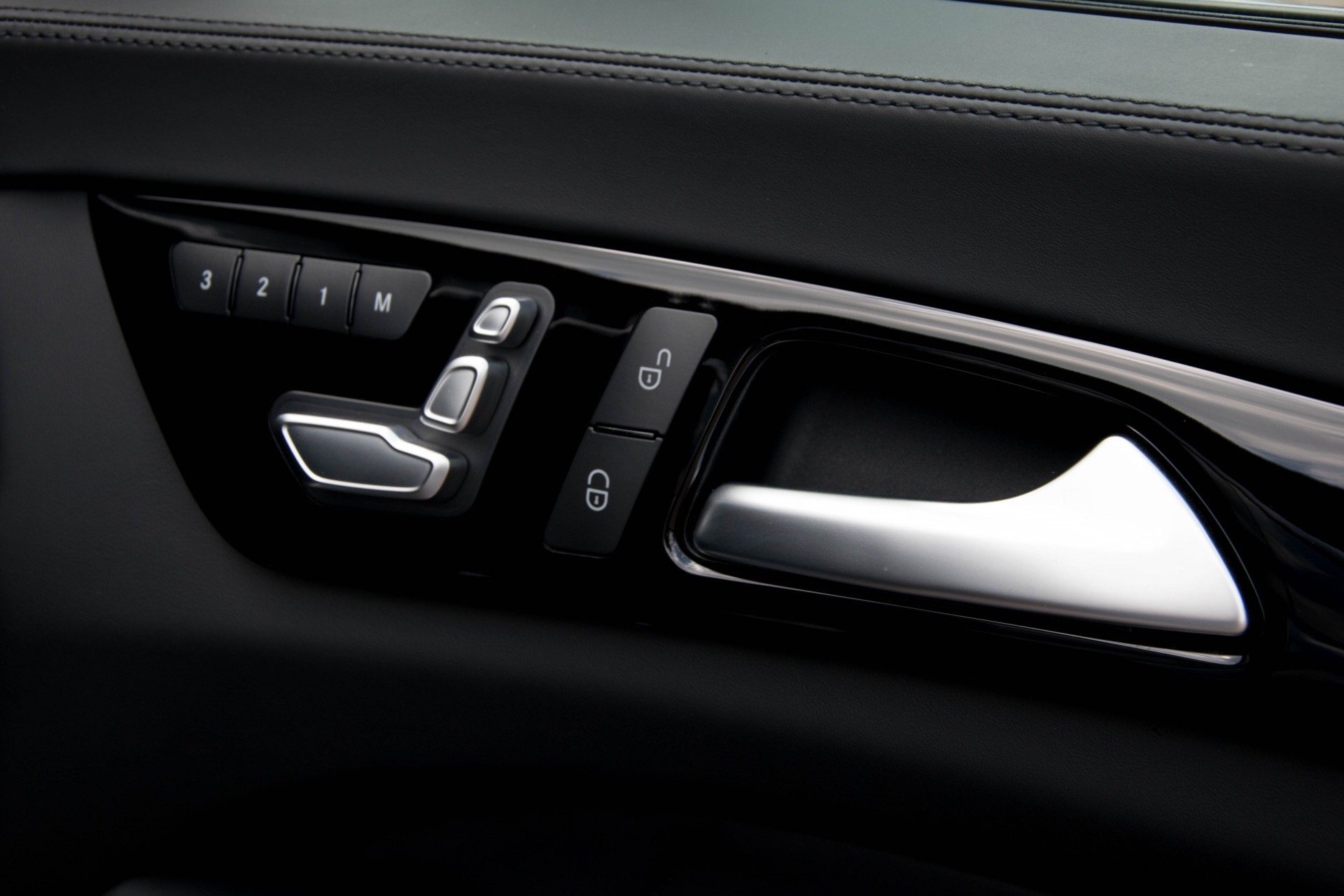 Mercedes-Benz CLS-Klasse 63 AMG 4-M Black Edition Exclusive/Keyless/Distronic Aut7 Foto 18