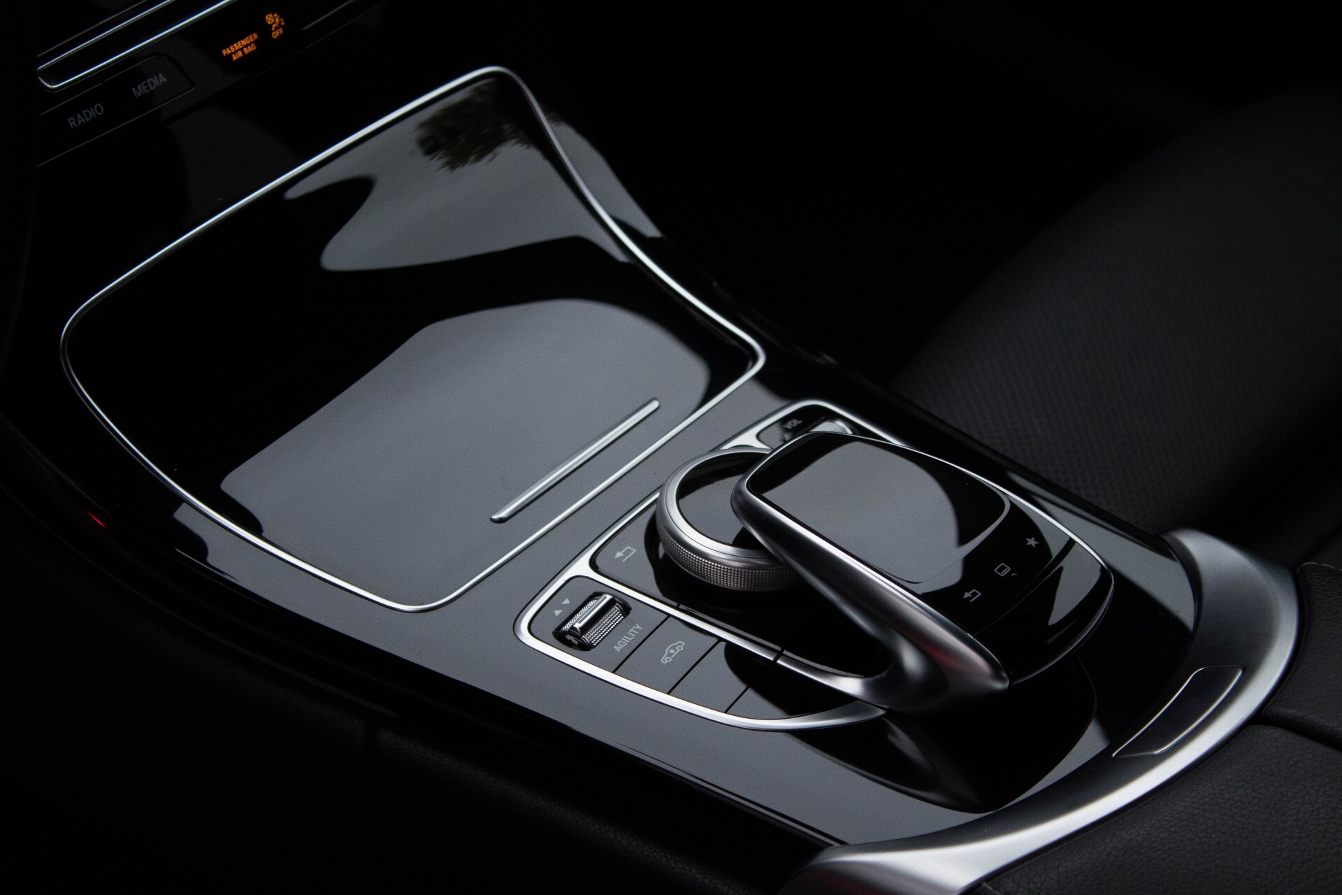 Mercedes-Benz C-Klasse 300 Hybrid AMG Luchtvering/Keyless/Distronic/DAB/TV/Panorama Aut7 Foto 16