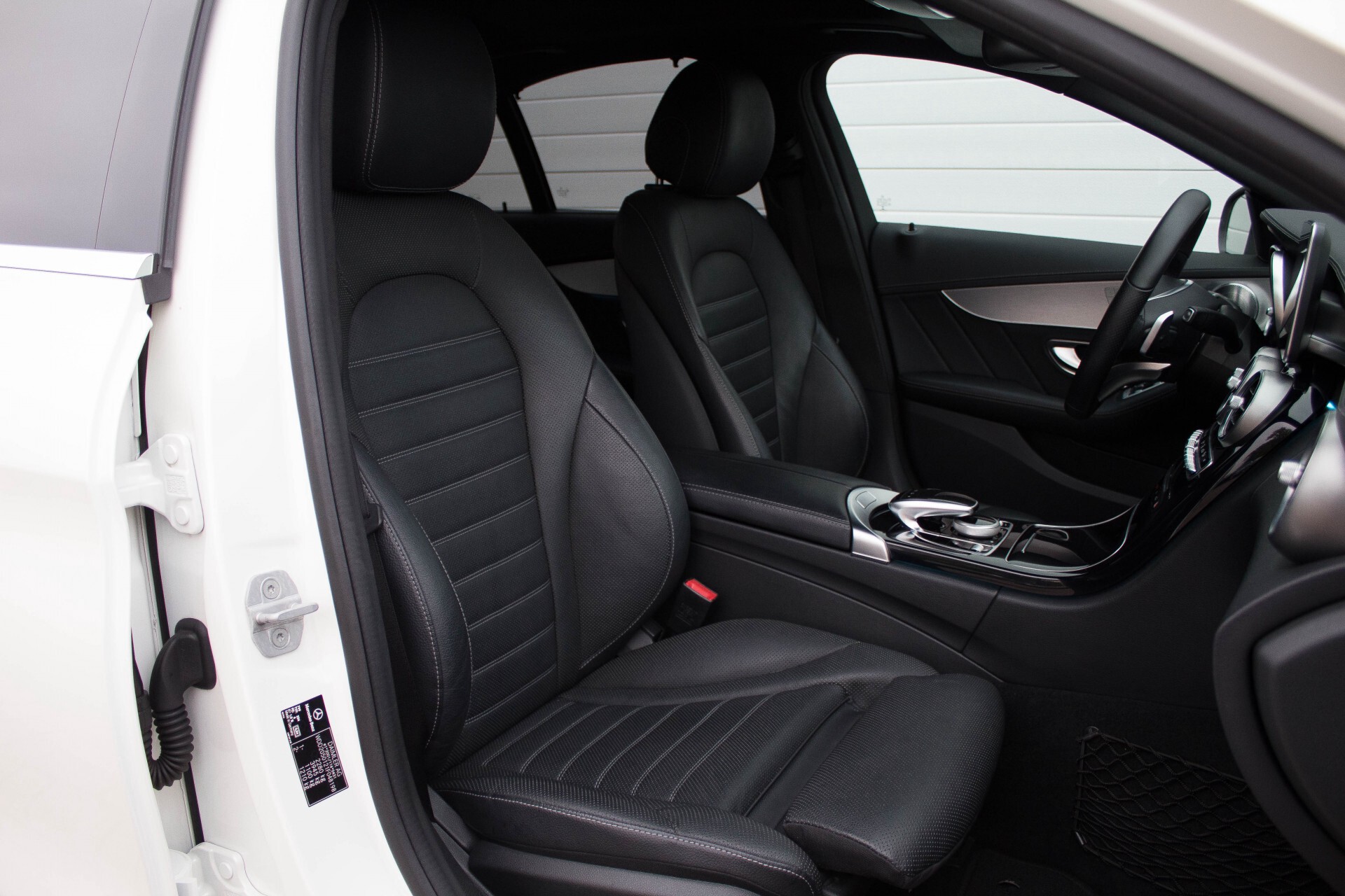 Mercedes-Benz C-Klasse 300 Hybrid AMG Luchtvering/Keyless/Distronic/DAB/TV/Panorama Aut7 Foto 3