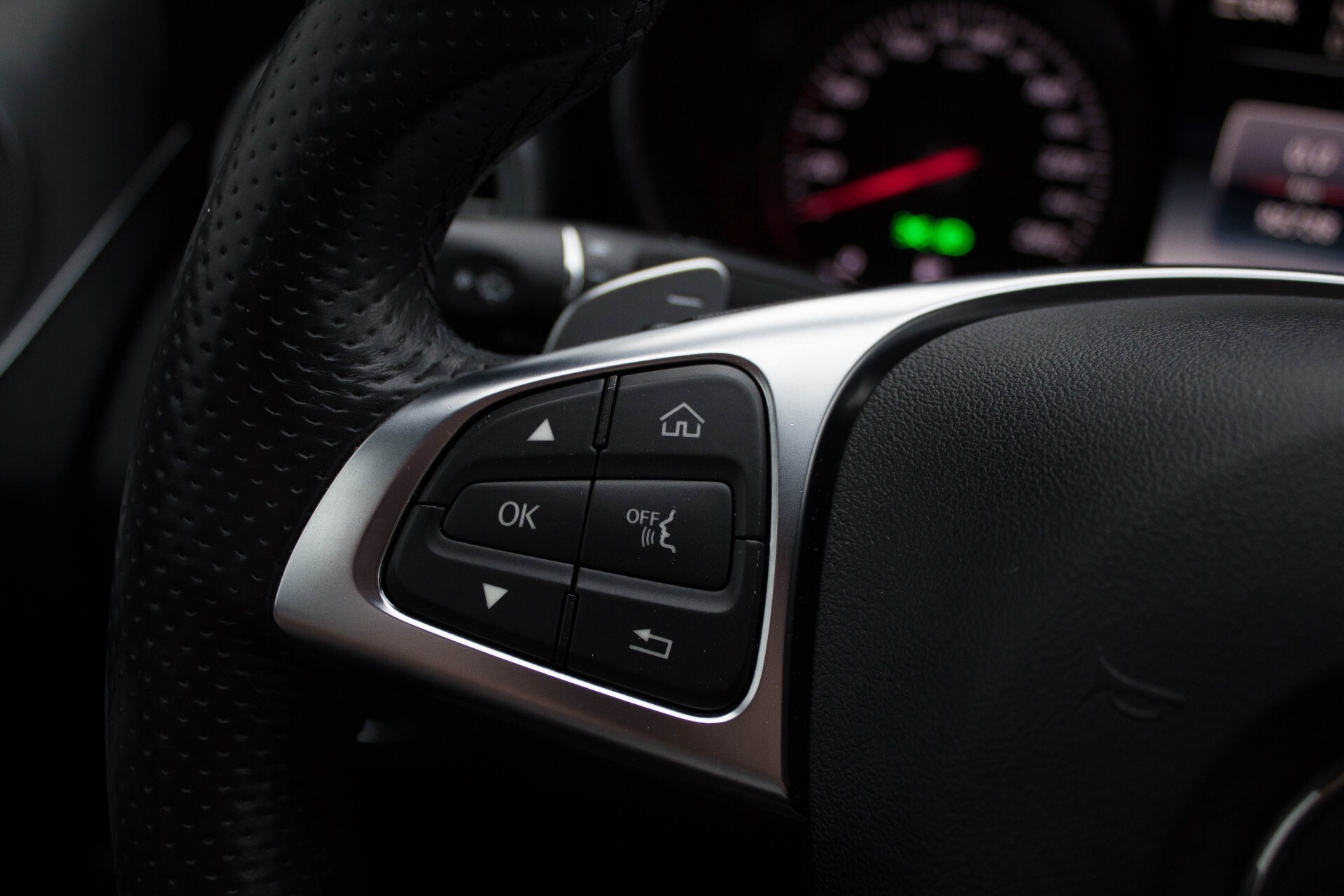 Mercedes-Benz C-Klasse 300 Hybrid AMG Luchtvering/Keyless/Distronic/DAB/TV/Panorama Aut7 Foto 9