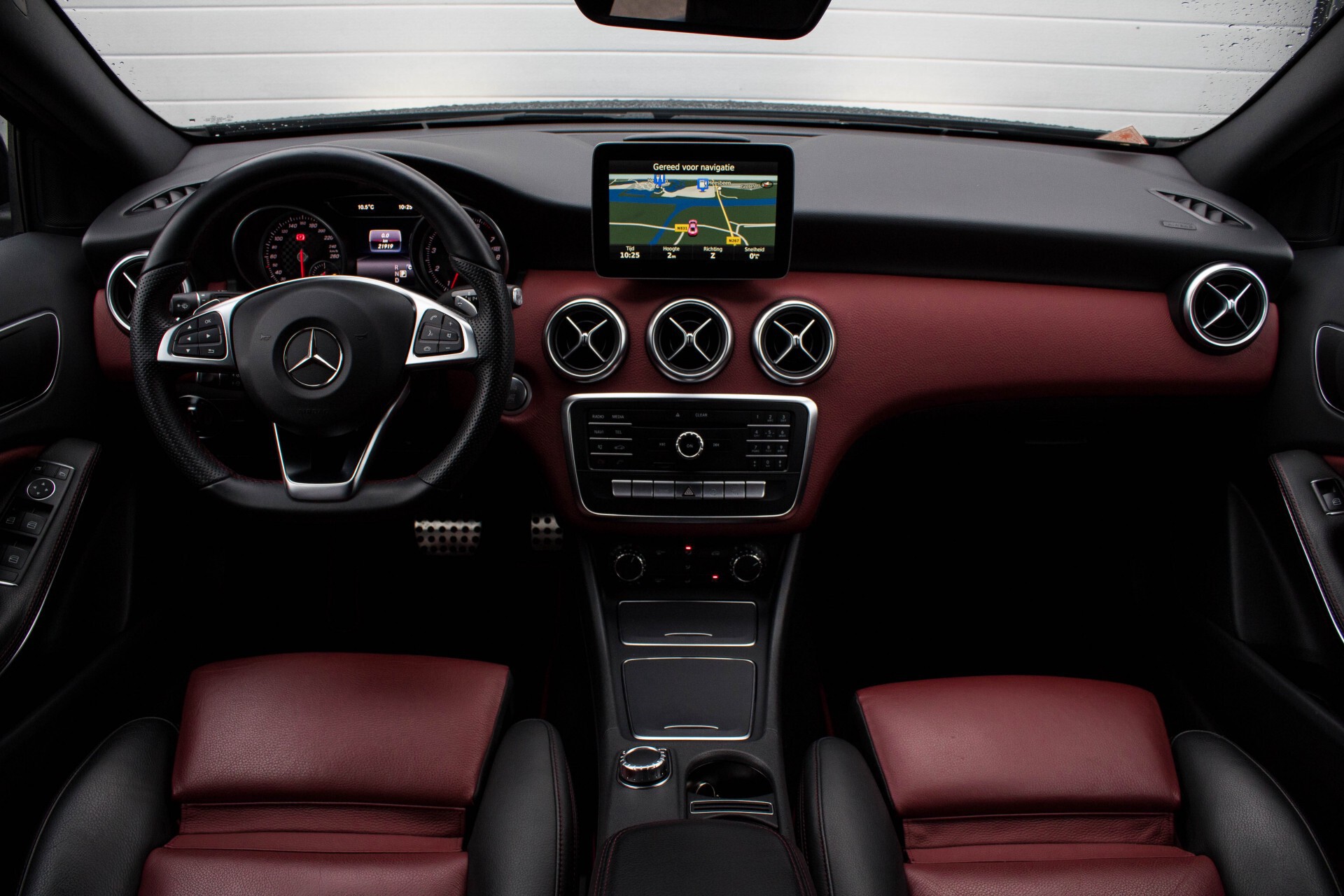 Mercedes-Benz A-Klasse 180 AMG Designoleder Night/Panorama/Camera Aut7 Foto 7