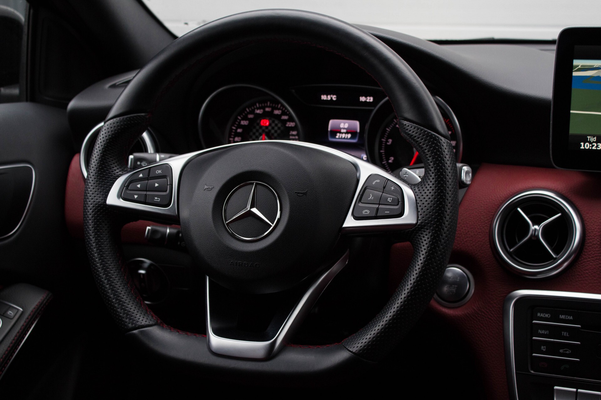 Mercedes-Benz A-Klasse 180 AMG Designoleder Night/Panorama/Camera Aut7 Foto 8