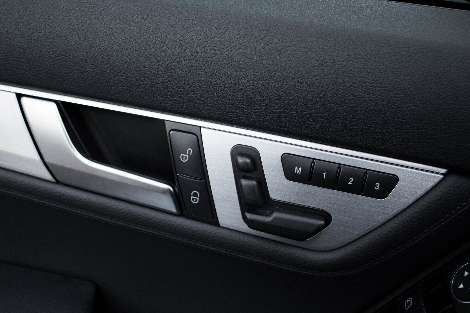 Mercedes-Benz C-Klasse 350 4-M AMG Panorama/Keyless/Harman-Kardon/Standkachel/Memory Aut7 Foto 25