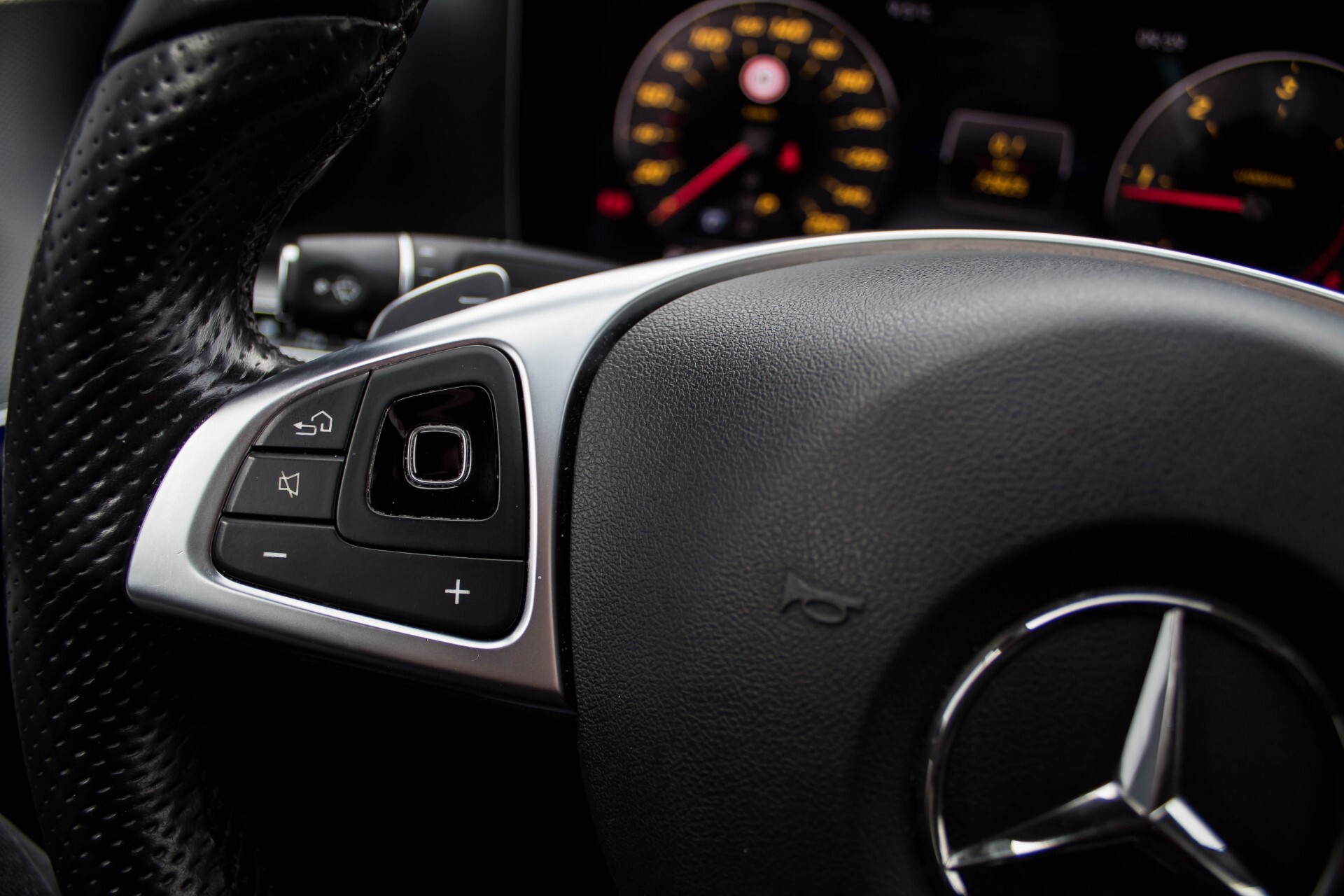 Mercedes-Benz E-Klasse 350 d AMG Luchtvering/Panorama/Distronic/Keyless/Widescreen/Burmester/Memory Aut9 Foto 10