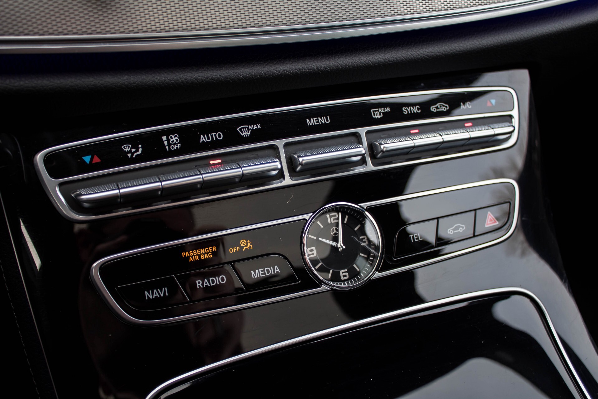 Mercedes-Benz E-Klasse 350 d AMG Luchtvering/Panorama/Distronic/Keyless/Widescreen/Burmester/Memory Aut9 Foto 17