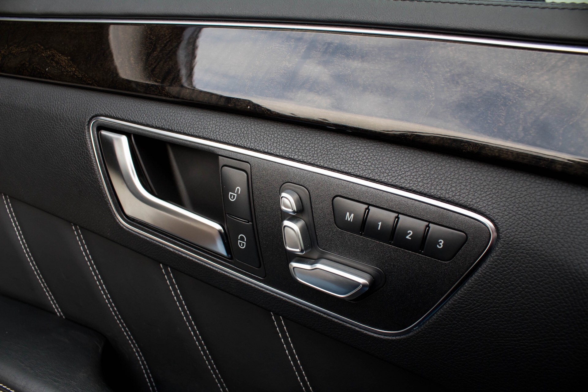 Mercedes-Benz E-Klasse 63 AMG S 4-M Panorama/Distronic/Keyless/Harman-Kardon/V-Max Aut7 Foto 22