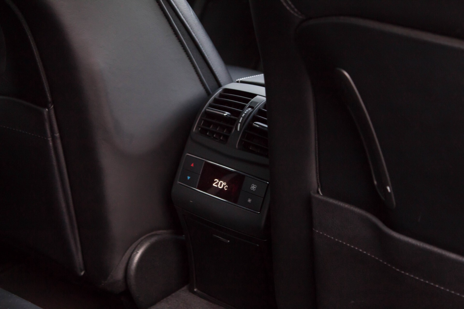 Mercedes-Benz E-Klasse 63 AMG S 4-M Panorama/Distronic/Keyless/Harman-Kardon/V-Max Aut7 Foto 32