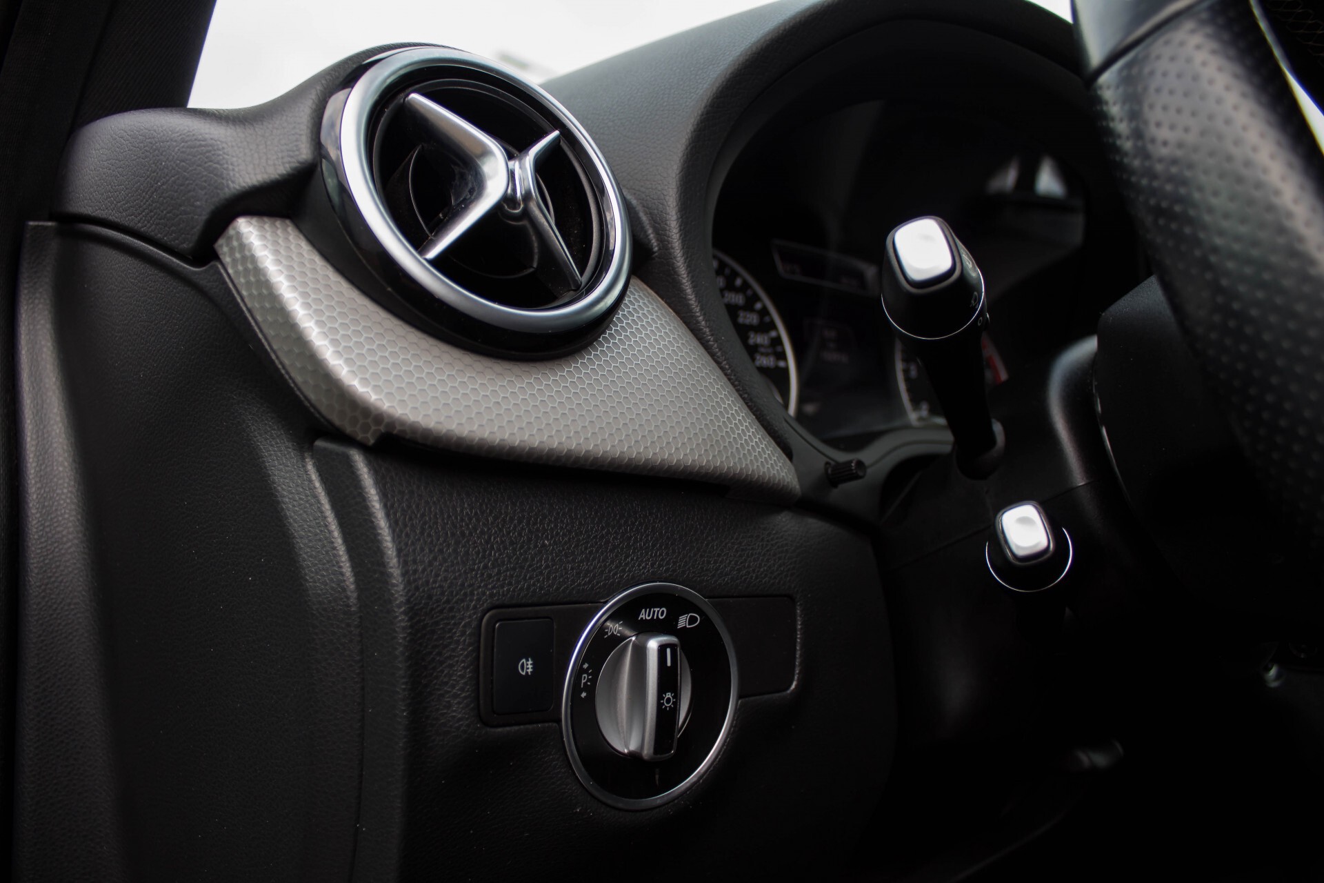 Mercedes-Benz B-Klasse 200 Sport Navi/Bi-xenon/Wegklapbare trekhaak Foto 24