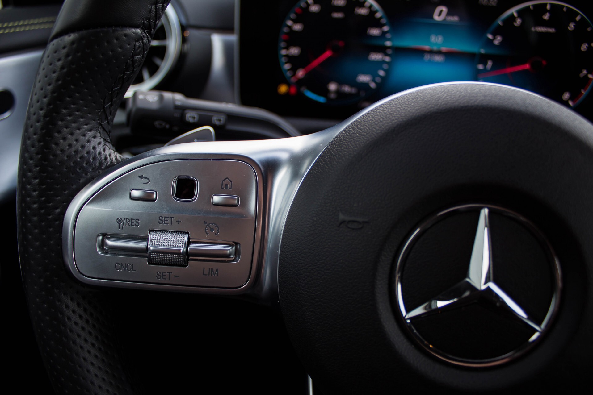 Mercedes-Benz A-Klasse 250 AMG Edition 1 Panorama Burmester Night Aut7 Foto 10