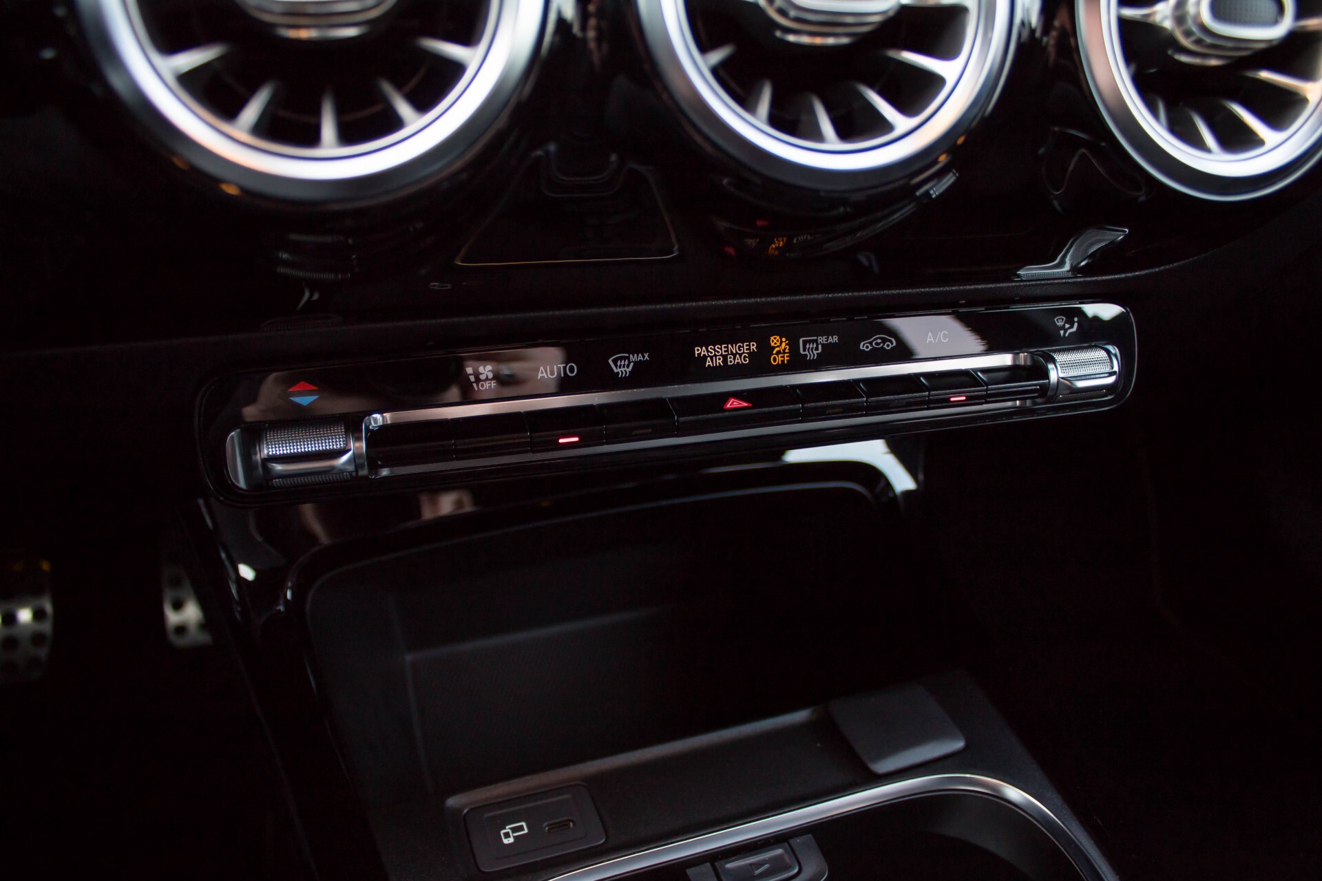 Mercedes-Benz A-Klasse 250 AMG Edition 1 Panorama Burmester Night Aut7 Foto 17