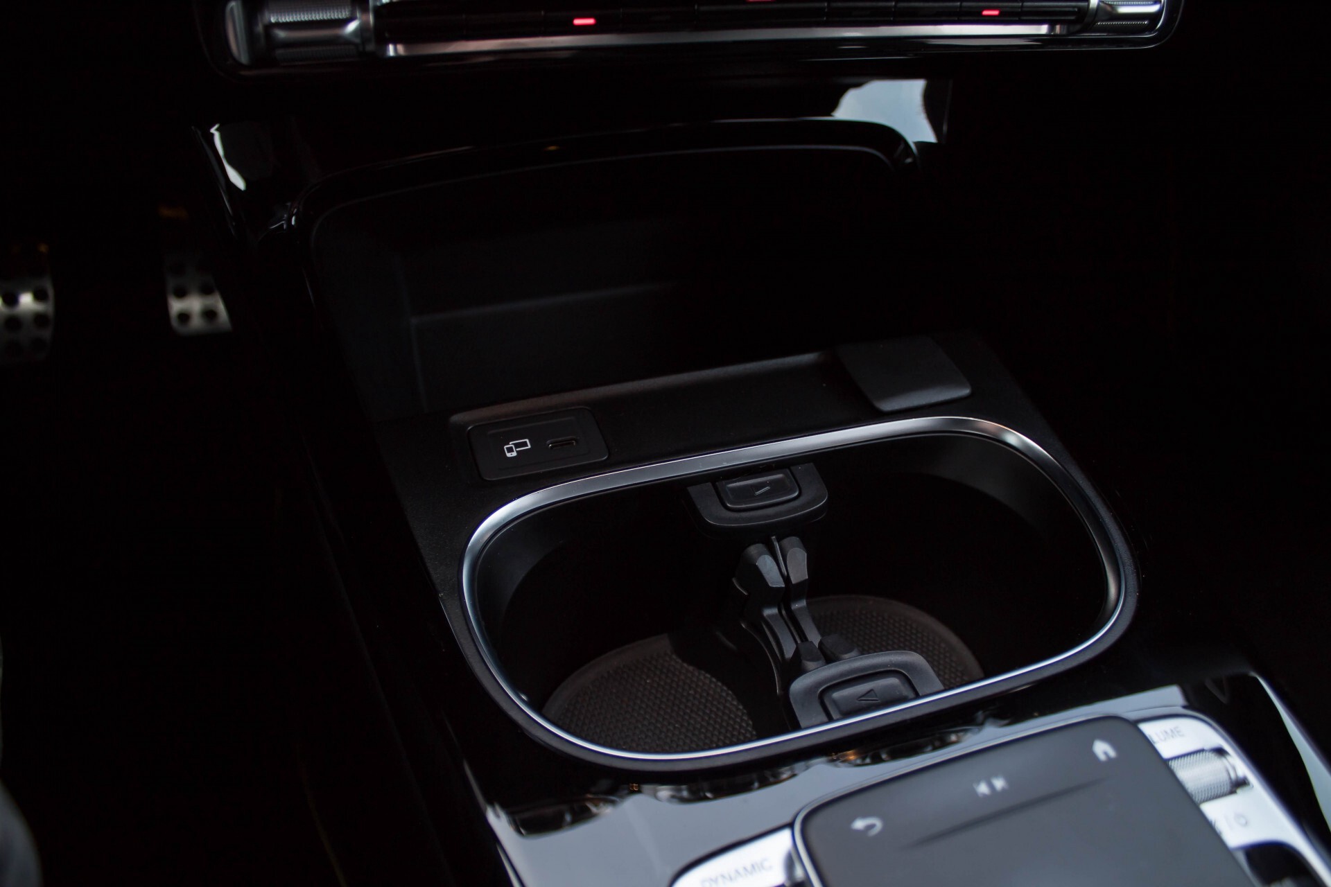 Mercedes-Benz A-Klasse 250 AMG Edition 1 Panorama Burmester Night Aut7 Foto 18