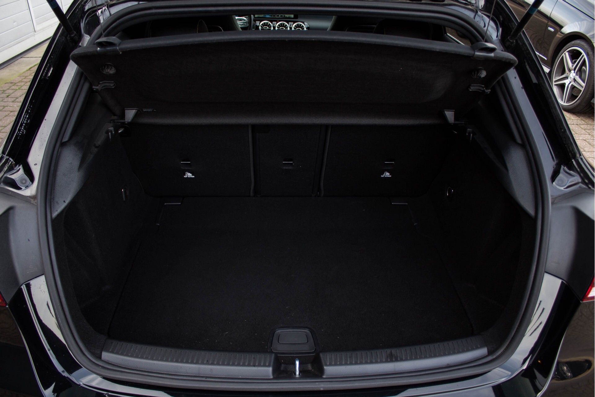 Mercedes-Benz A-Klasse 250 AMG Edition 1 Panorama Burmester Night Aut7 Foto 36