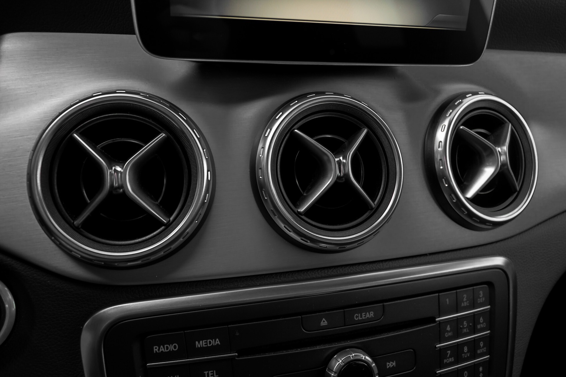 Mercedes-Benz GLA-Klasse 200 AMG Panorama Night LED/Navi/Gr-Navi Aut7 Foto 24