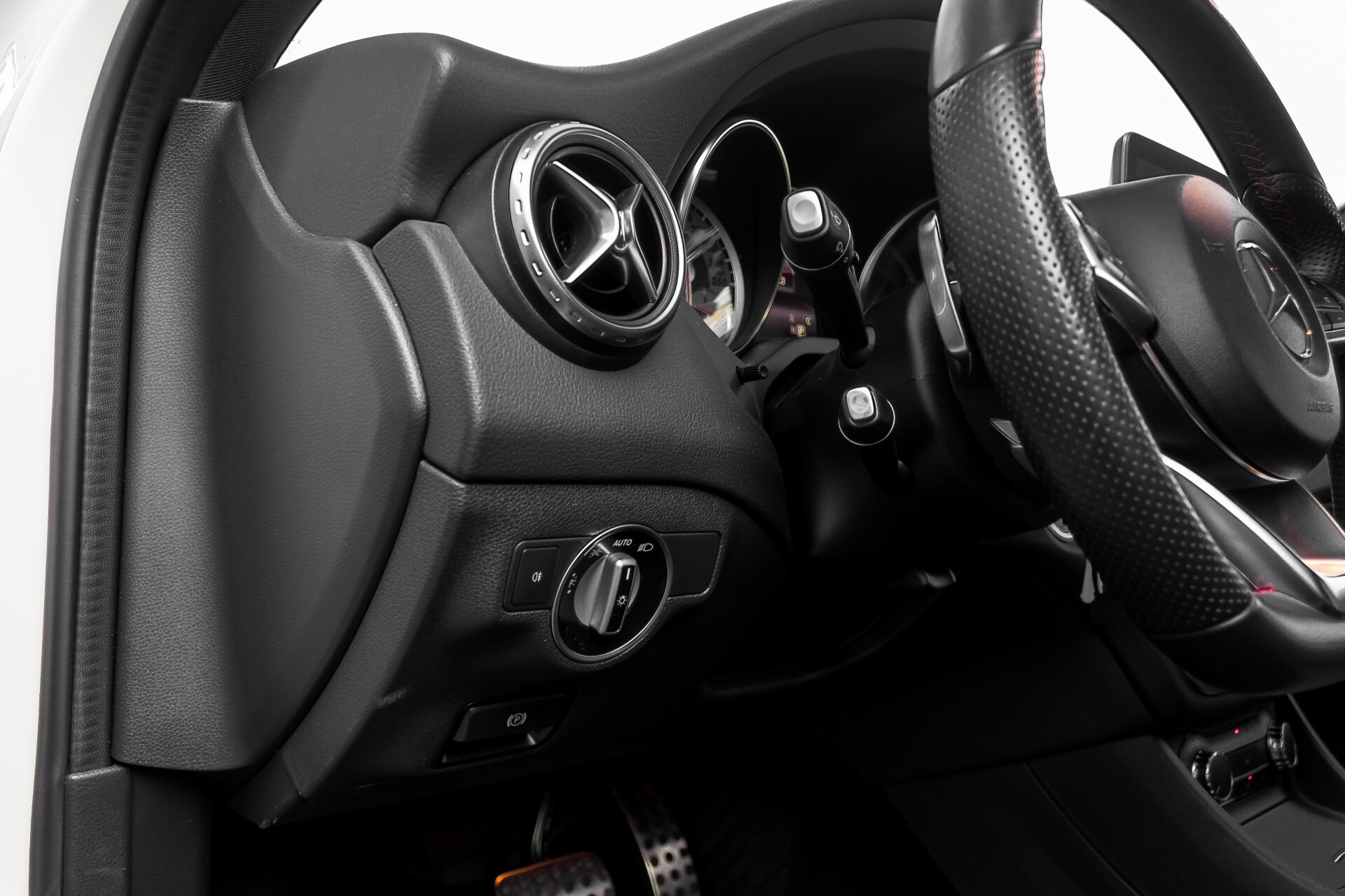 Mercedes-Benz GLA-Klasse 200 AMG Panorama Night LED/Navi/Gr-Navi Aut7 Foto 37