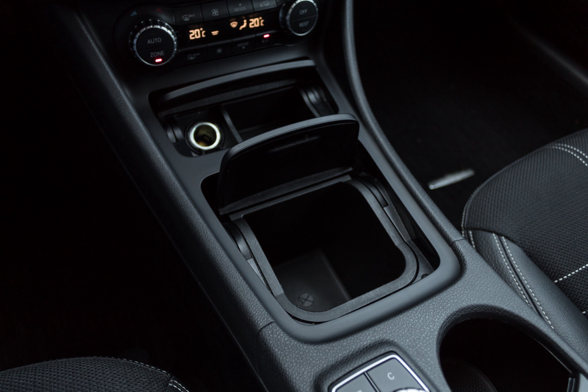 Mercedes-Benz CLA-Klasse 200 Urban Panorama Night/Camera/Xenon/Verwarmde stoelen Aut7 Foto 24