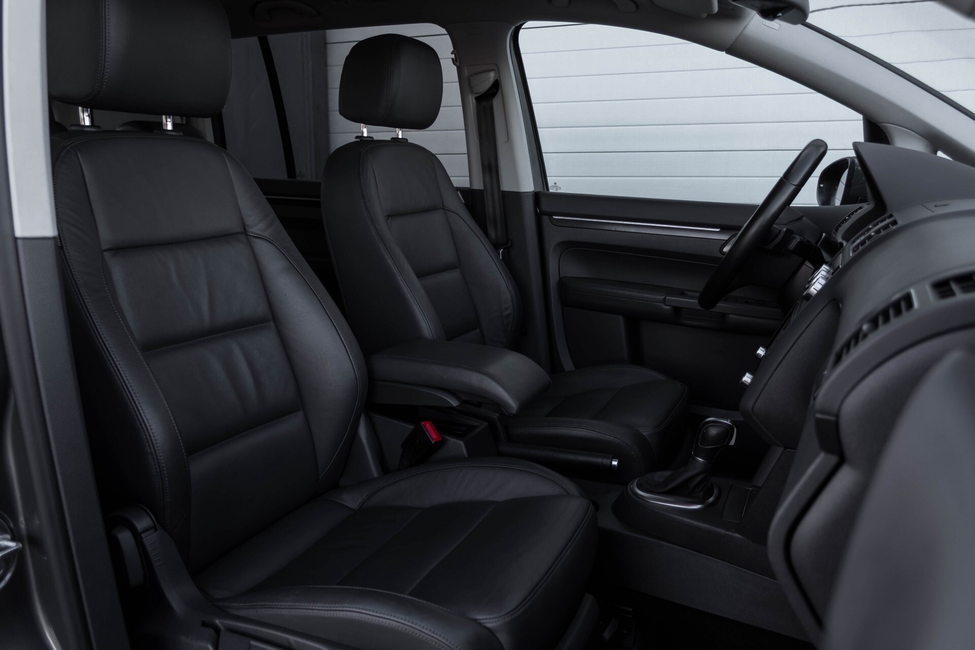 Volkswagen Touran 2.0 TDI Highline 7Persoons 177pk Panorama/Leder/Navi/Camera/Verw-Stln/Trhk/ECC/Xenon Aut Foto 3