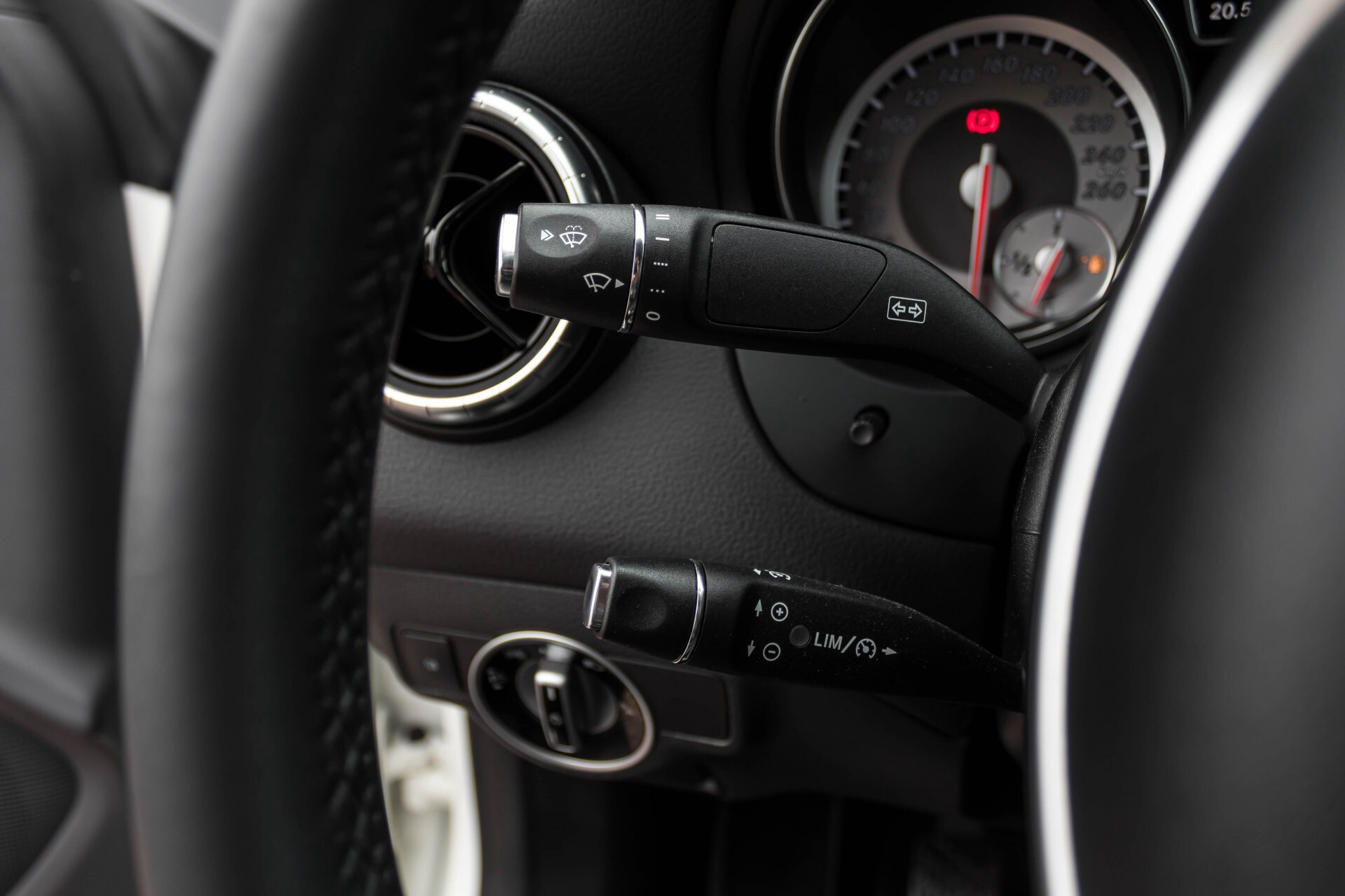 Mercedes-Benz CLA-Klasse 180 BE Xenon/Parctronic/Standkachel/Navi Foto 10