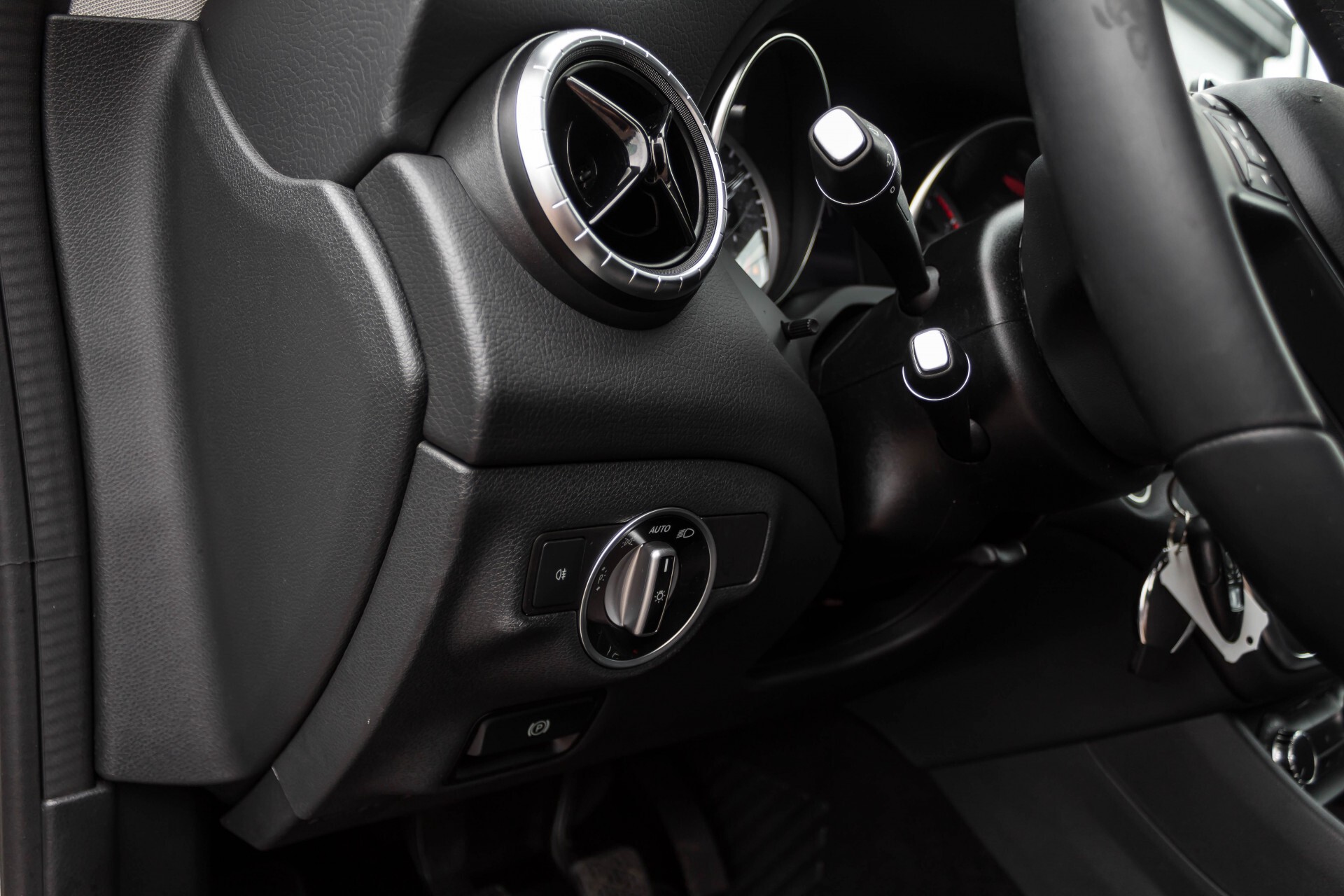 Mercedes-Benz CLA-Klasse 180 BE Xenon/Parctronic/Standkachel/Navi Foto 24